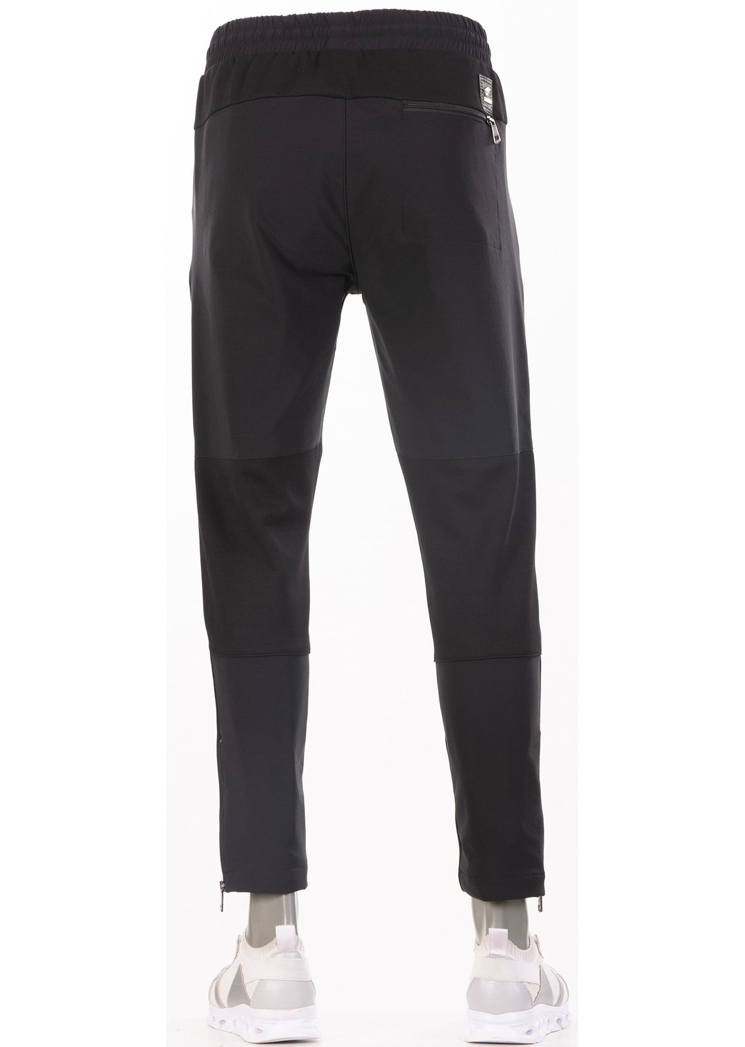 Siyah Paçası ve Cebi Fermuarlı Teknik Kumaşlı Jogger Pantolon