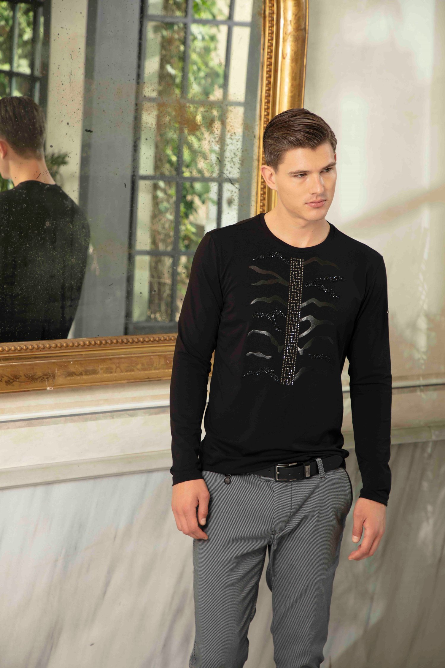 Taş Şeritli Aplikeli Bisiklet Yaka Siyah Sweatshirt