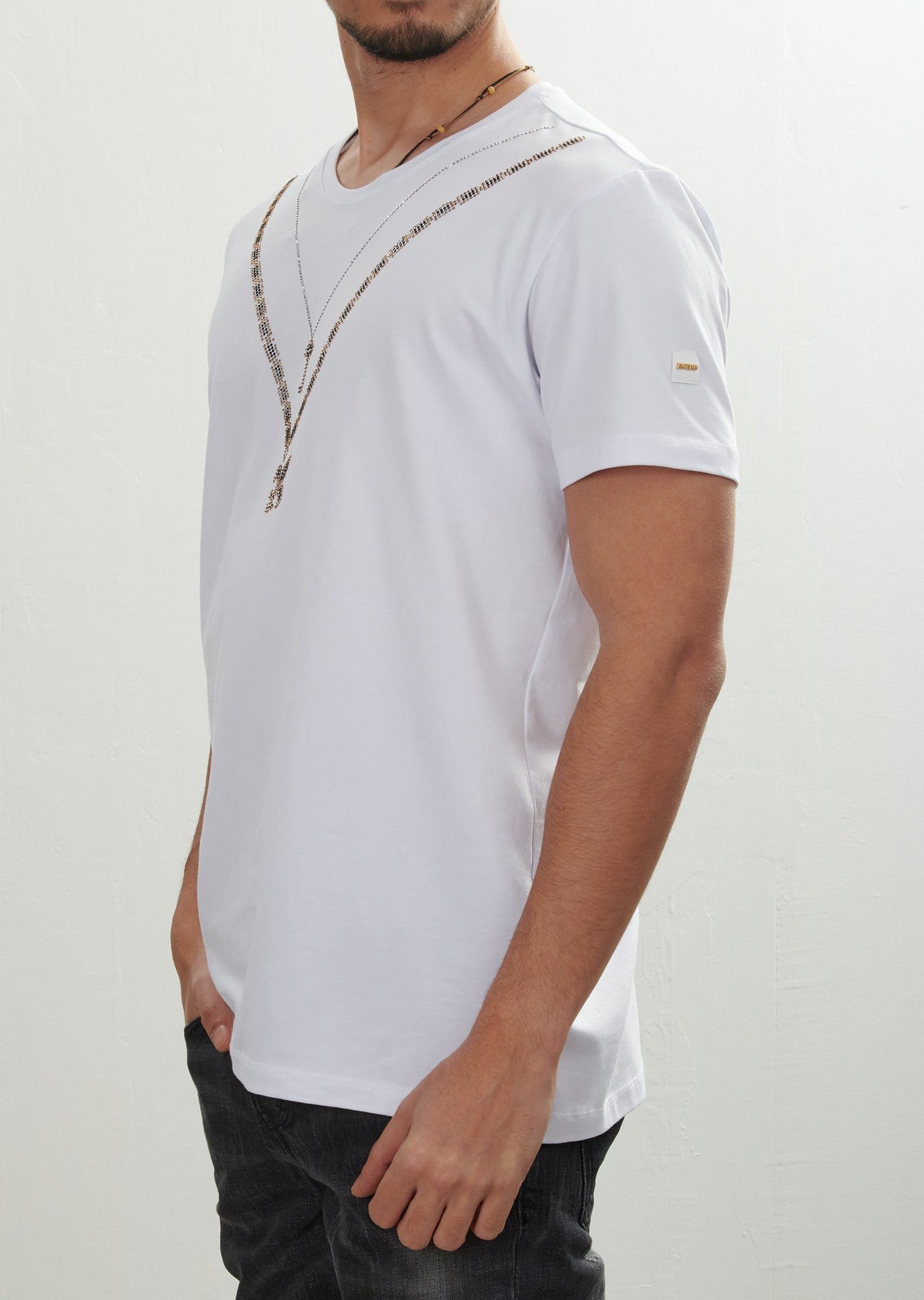 Taşlı Beyaz Oval Yaka T-Shirt