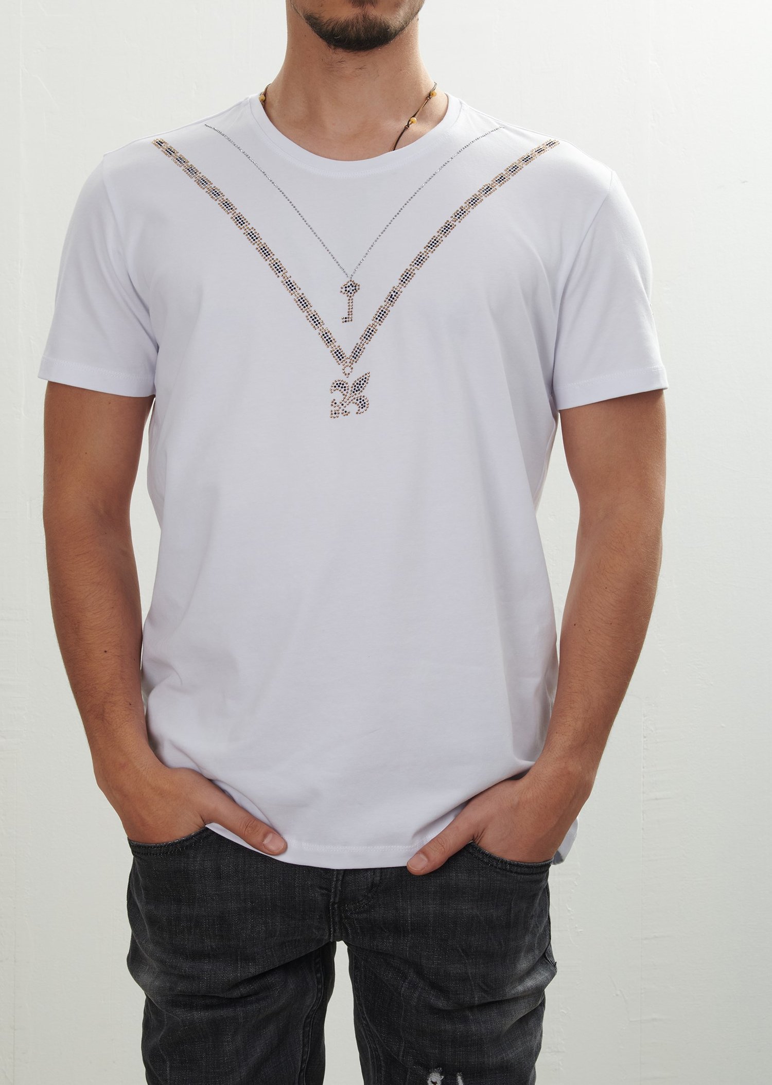 Taşlı Beyaz Oval Yaka T-Shirt
