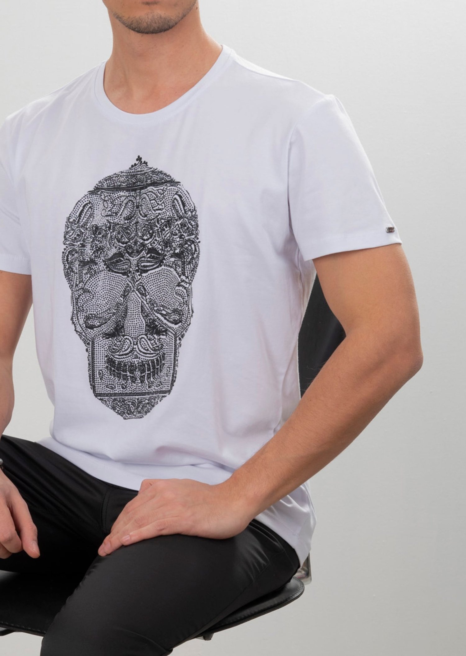Taşlı Kurukafa Desenli Oval Yaka T-Shirt
