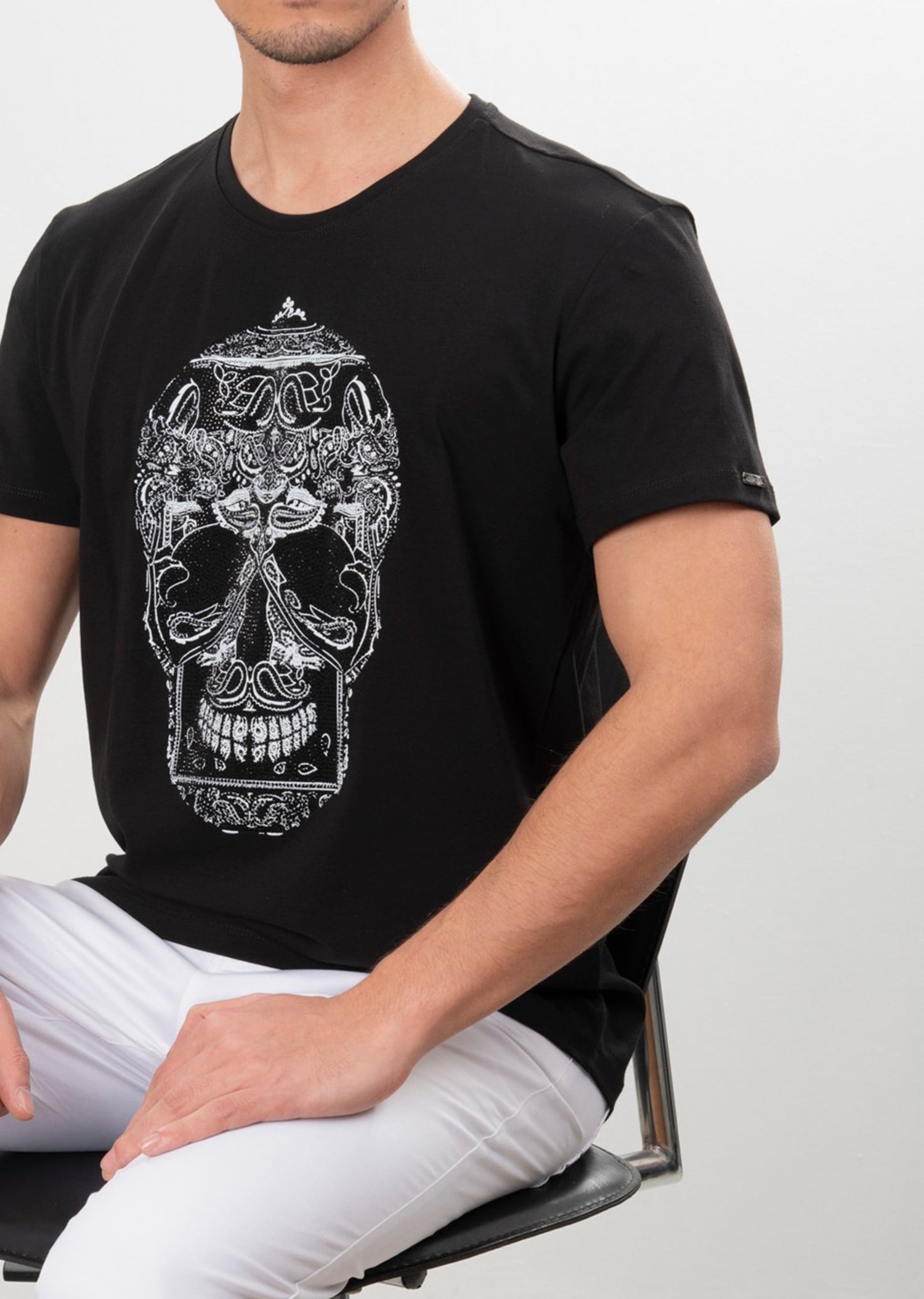 Taşlı Kurukafa Desenli Oval Yaka T-Shirt