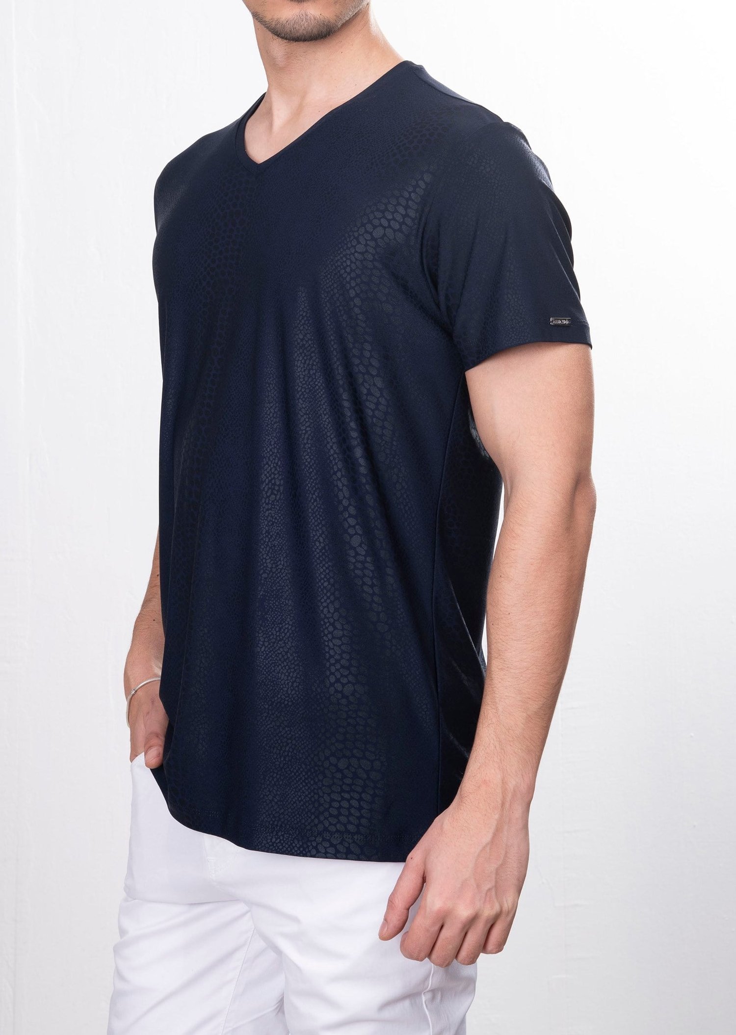 Yılan Derisi Desenli V Yaka T-Shirt
