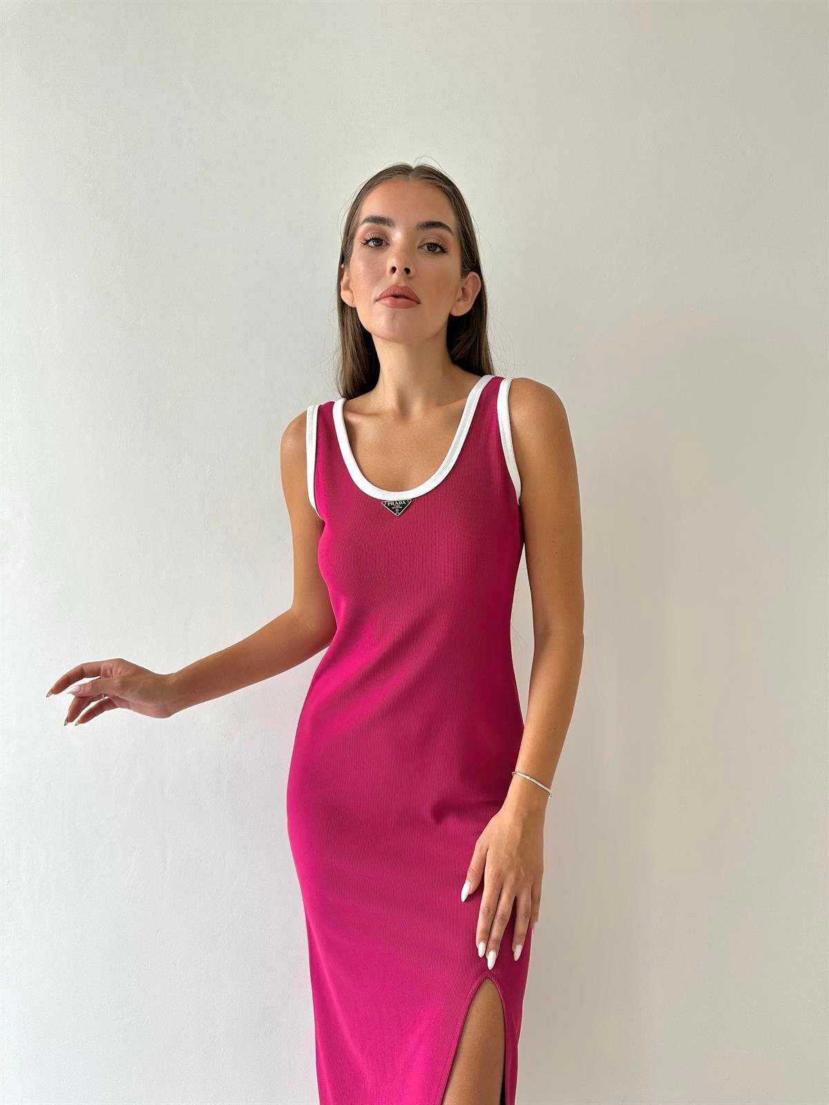 Fitilli Yırtmaçlı Prad Logolu Elbise Fuşya