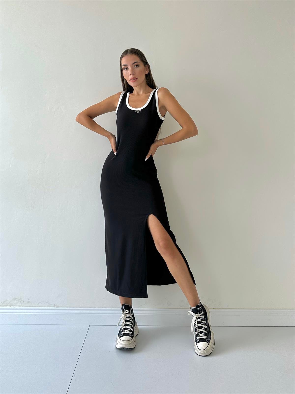 Fitilli Yırtmaçlı Prad Logolu Elbise Siyah