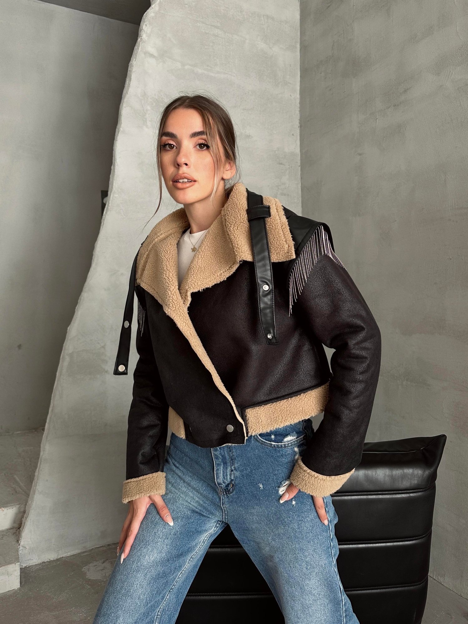 Peluşlu Zincir Detaylı Deri Mont Camel
