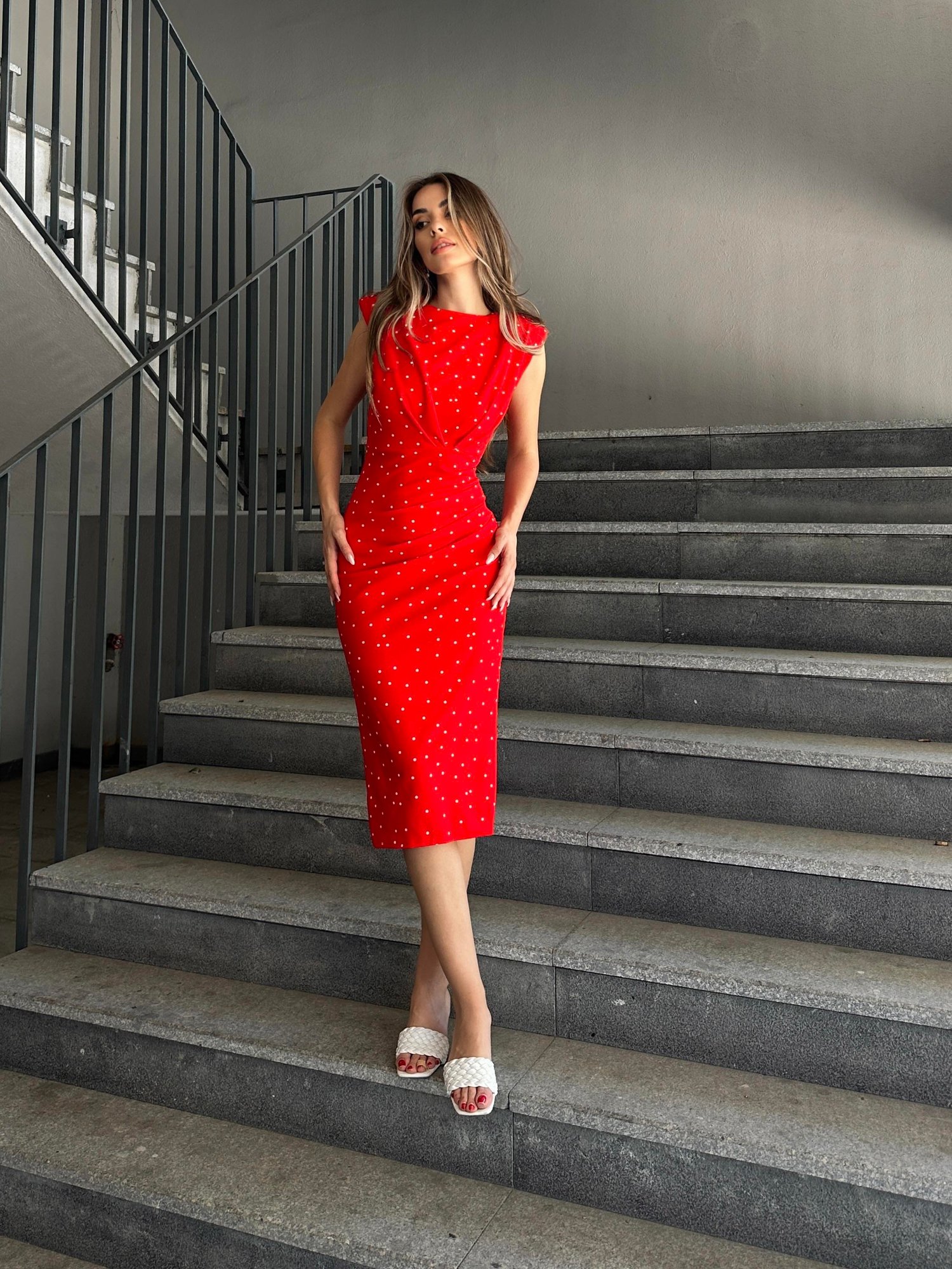 Puantiyeli Drapeli Vatkalı Elbise Kırmızı