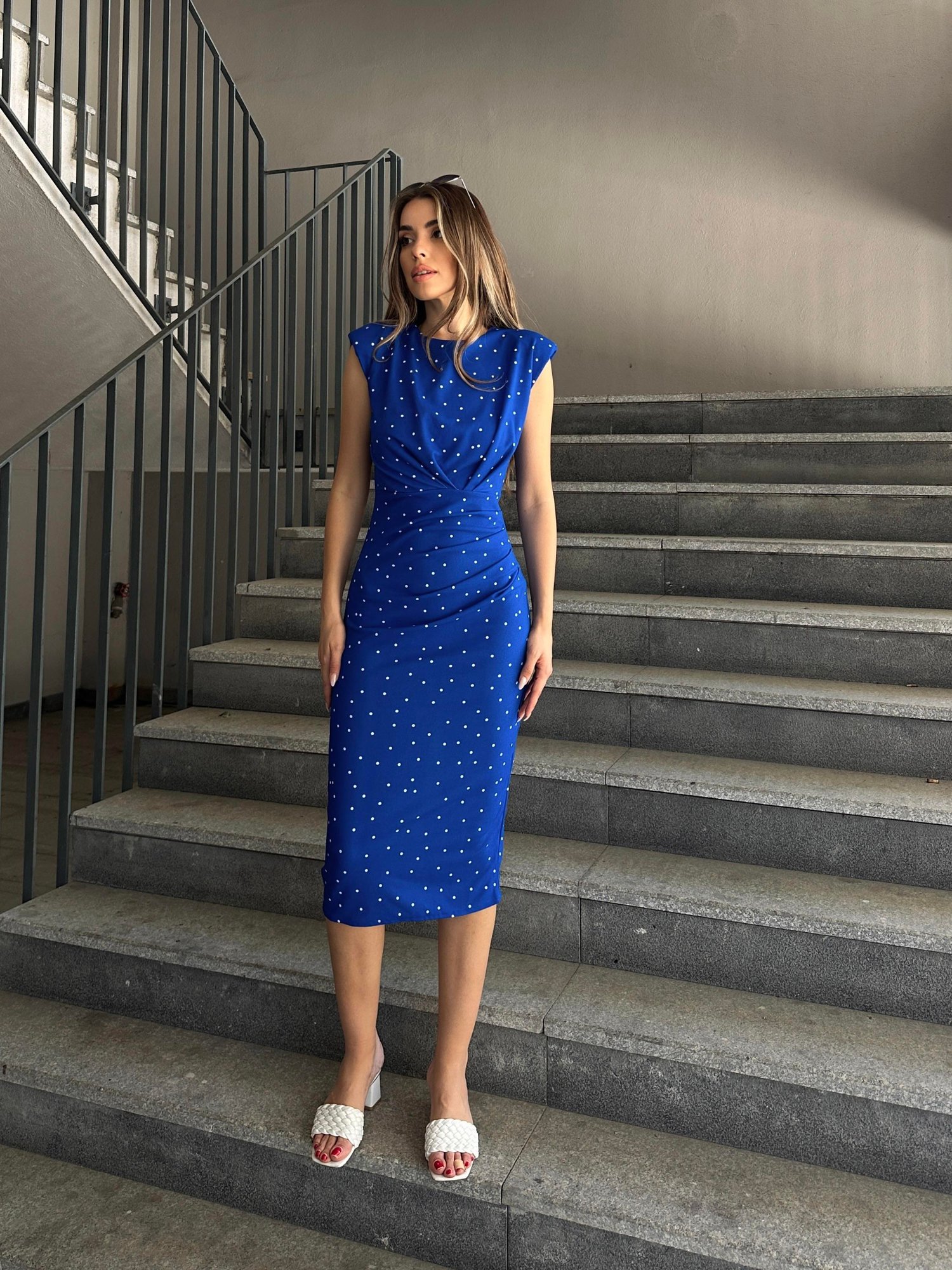 Puantiyeli Drapeli Vatkalı Elbise Mavi