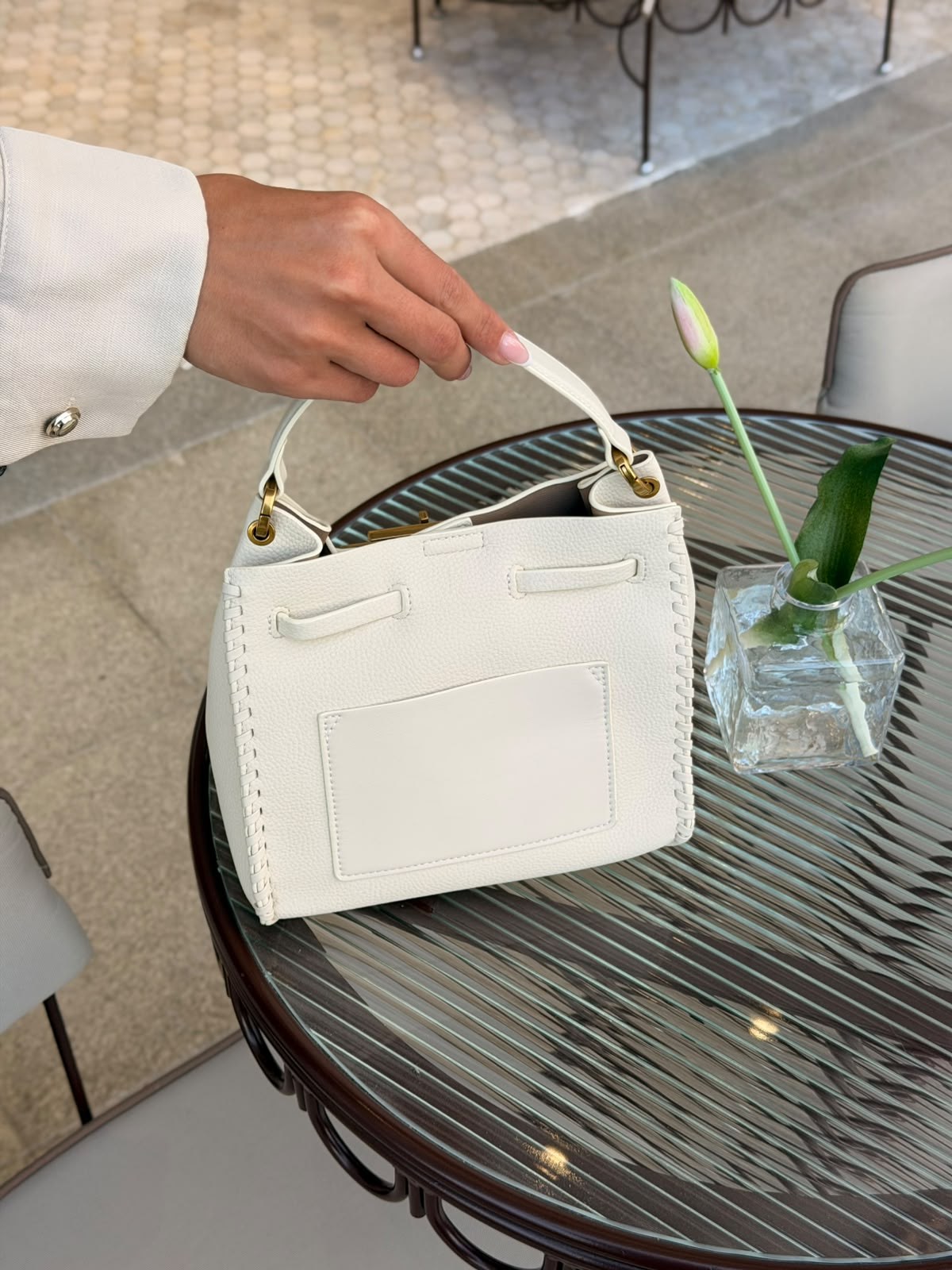 At Charm Detaylı Kilit Tokalı Kova Çanta – Ekru