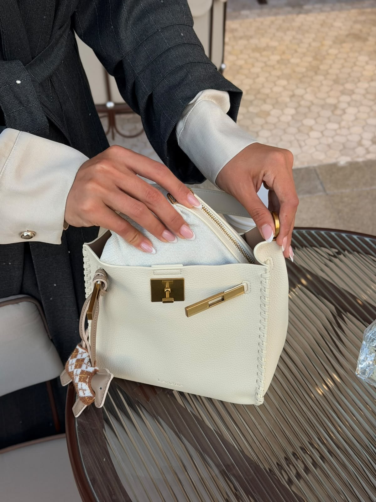 At Charm Detaylı Kilit Tokalı Kova Çanta – Ekru