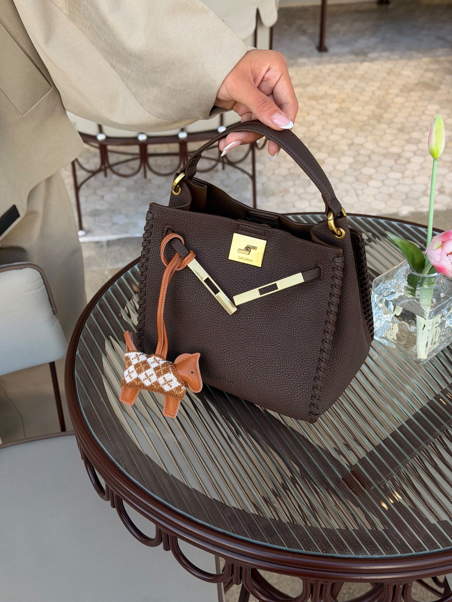 At Charm Detaylı Kilit Tokalı Kova Çanta – Kahverengi