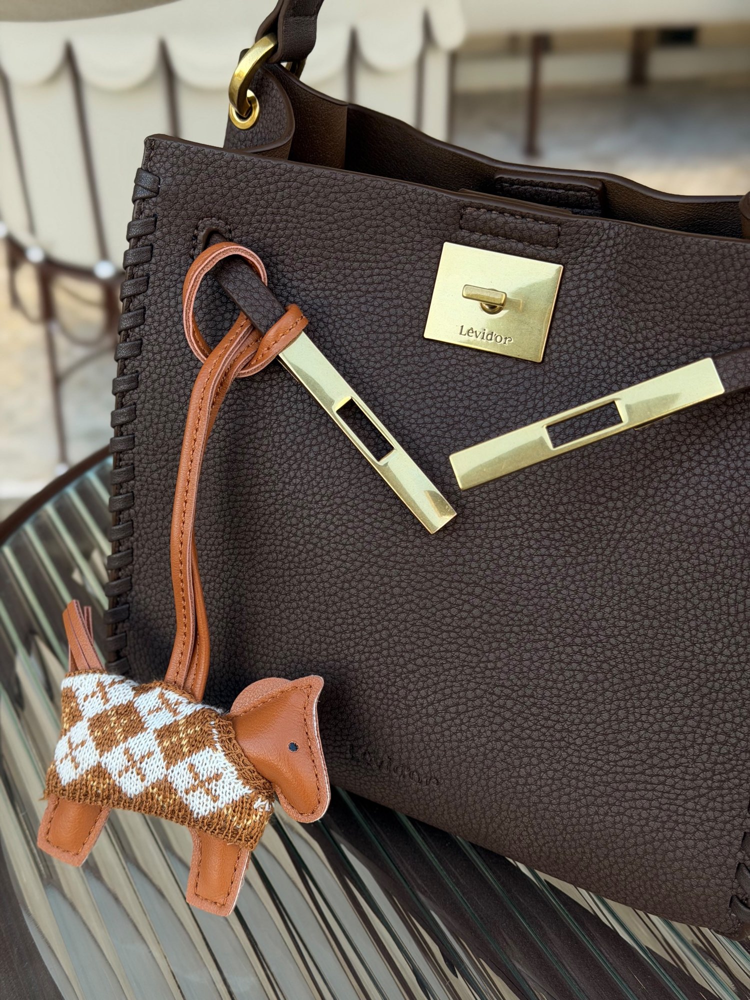At Charm Detaylı Kilit Tokalı Kova Çanta – Kahverengi