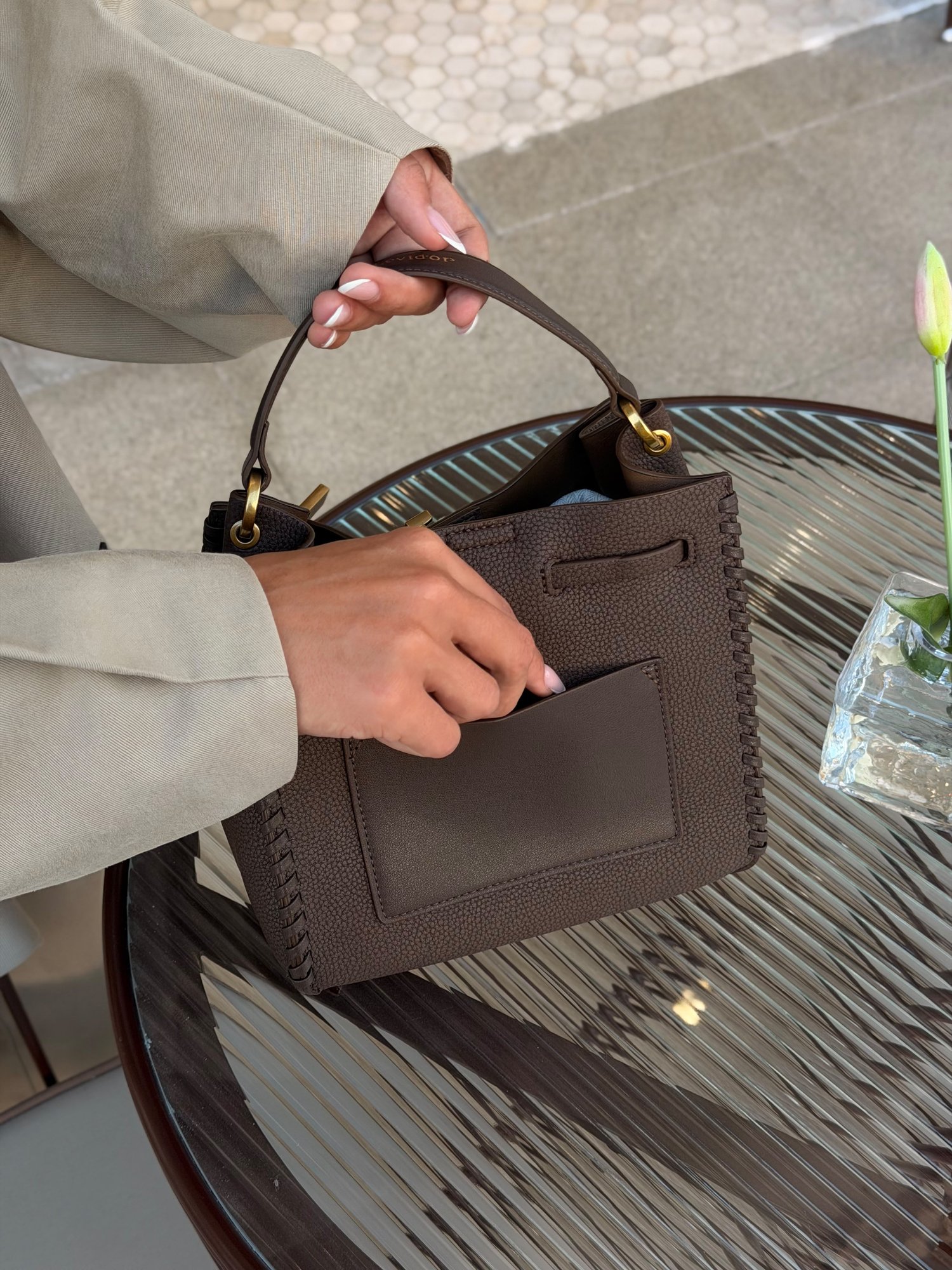 At Charm Detaylı Kilit Tokalı Kova Çanta – Kahverengi