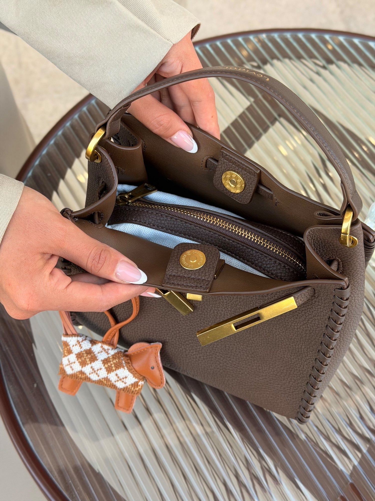 At Charm Detaylı Kilit Tokalı Kova Çanta – Kahverengi