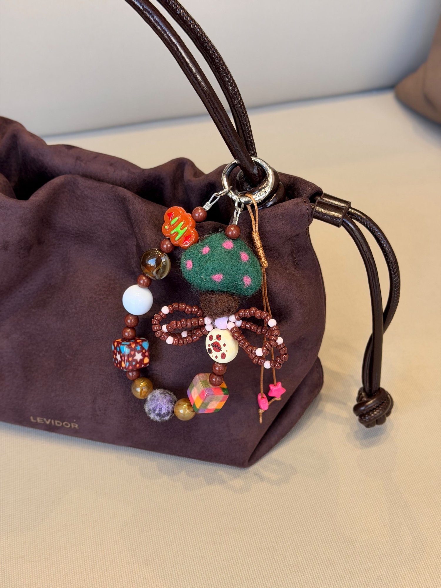 Boncuk Charm Detaylı Büzgülü Süet Çanta – Mor