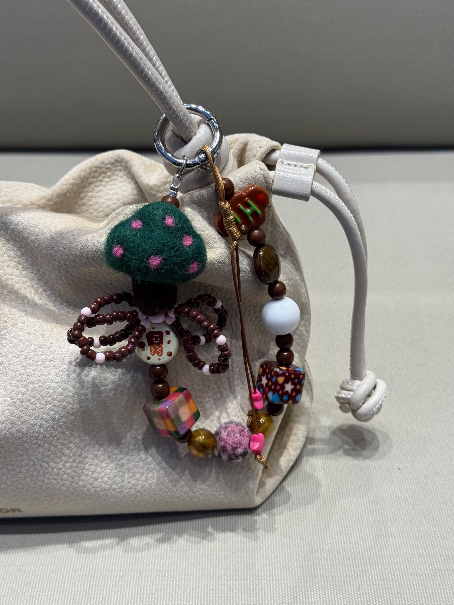 Boncuk Charm Detaylı Büzgülü Süet Çanta Bej