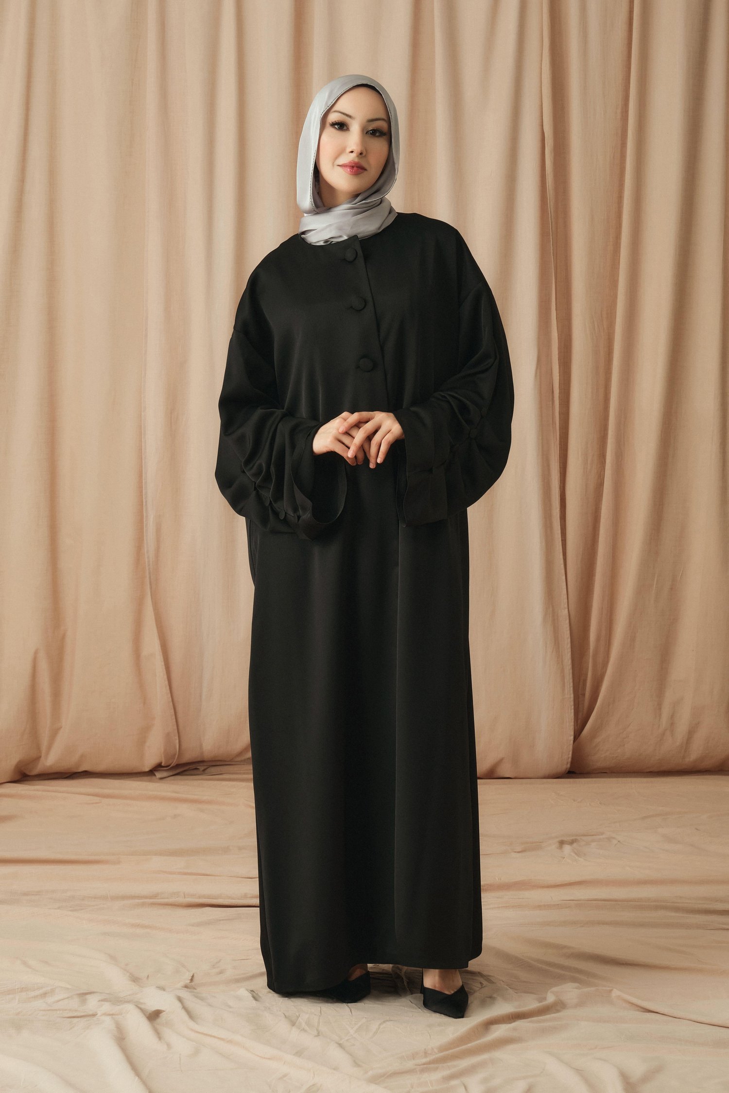 SATIN BÜZGÜ DETAYLI ABAYA-SİYAH