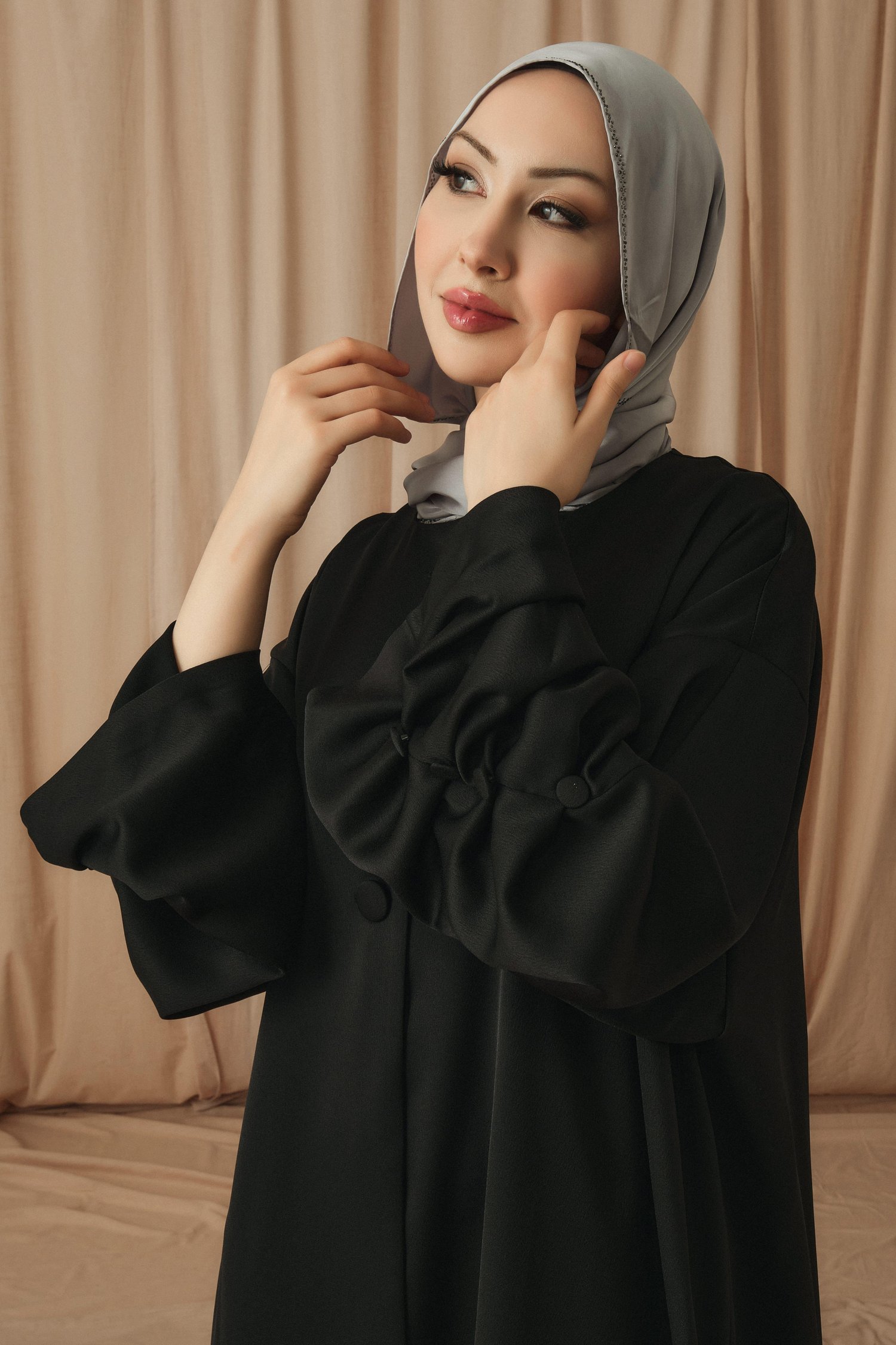 SATIN BÜZGÜ DETAYLI ABAYA-SİYAH