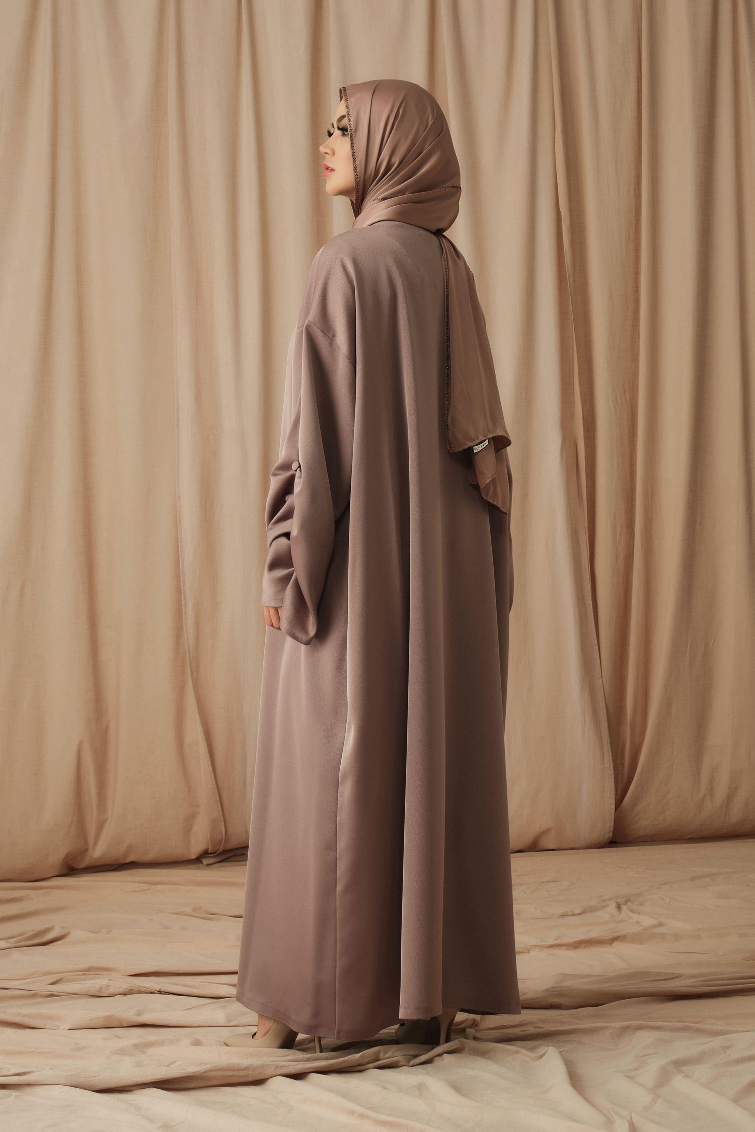 SATIN BÜZGÜ DETAYLI ABAYA-VİZON