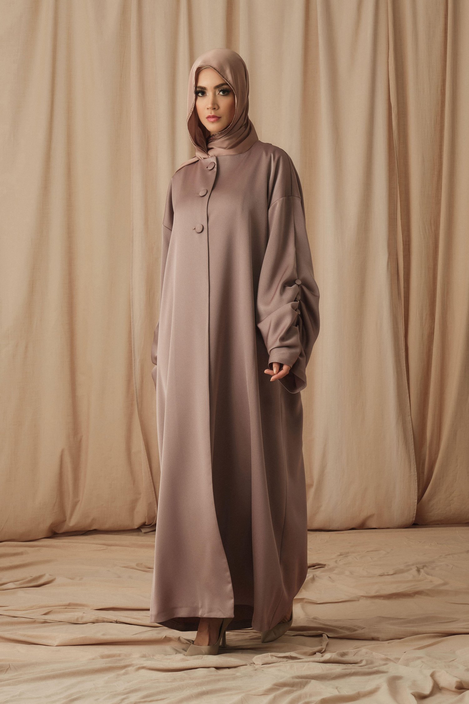 SATIN BÜZGÜ DETAYLI ABAYA-VİZON