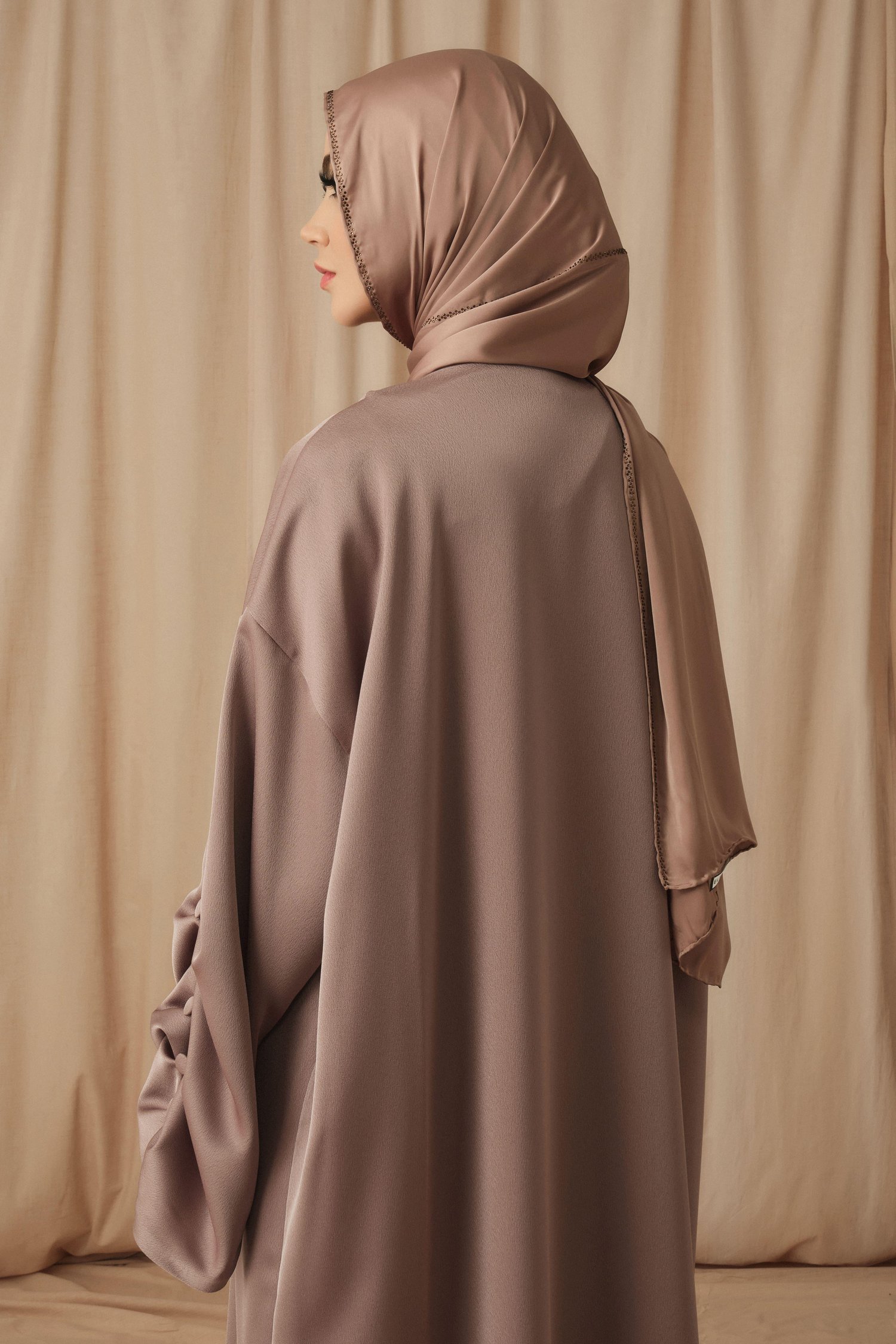 SATIN BÜZGÜ DETAYLI ABAYA-VİZON