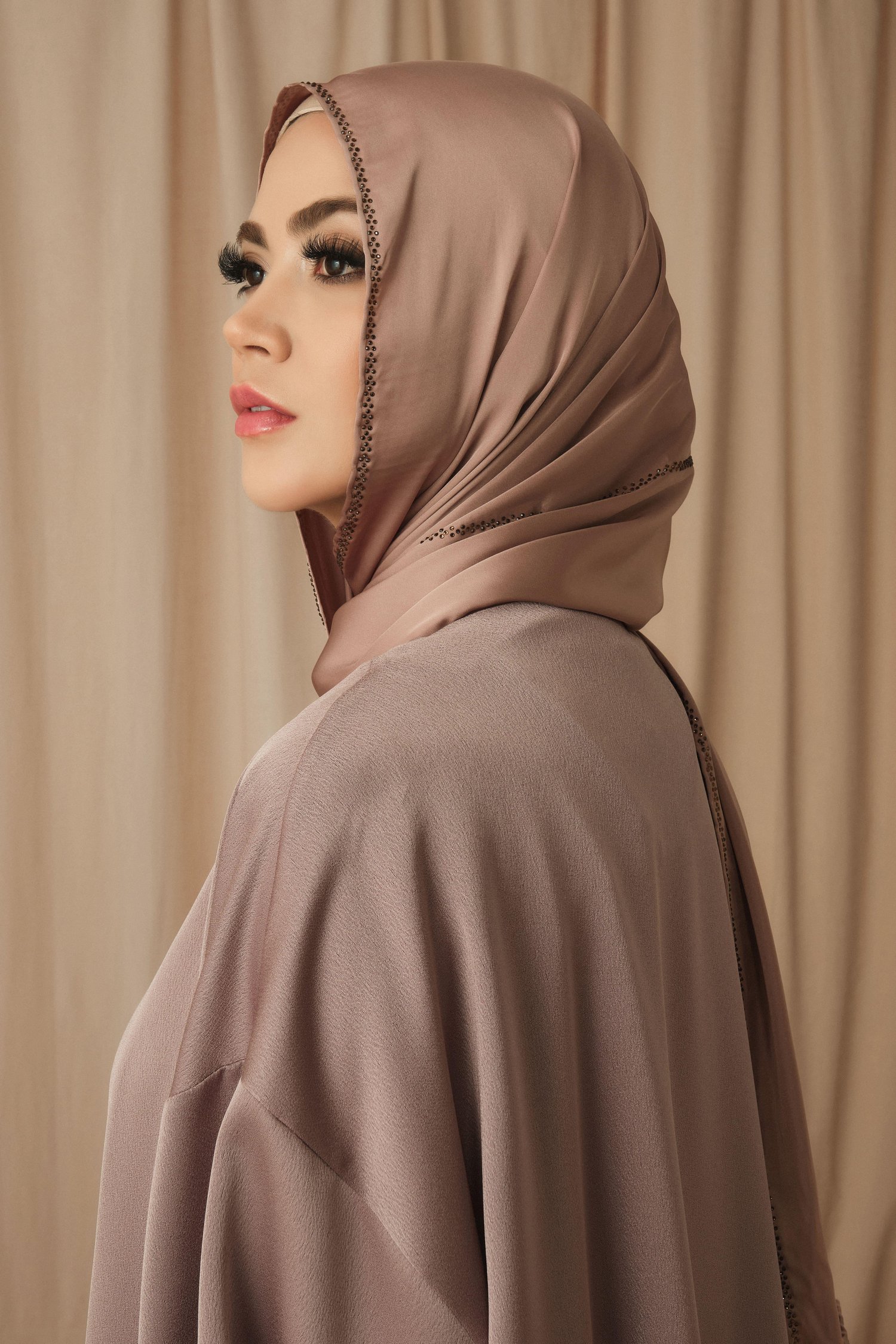 SATIN BÜZGÜ DETAYLI ABAYA-VİZON