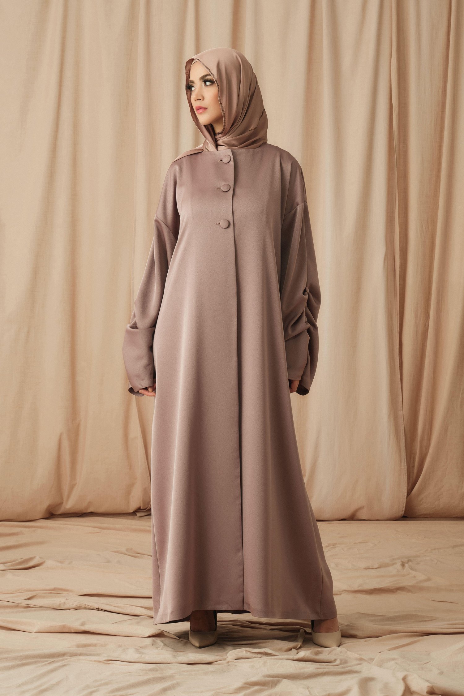 SATIN BÜZGÜ DETAYLI ABAYA-VİZON