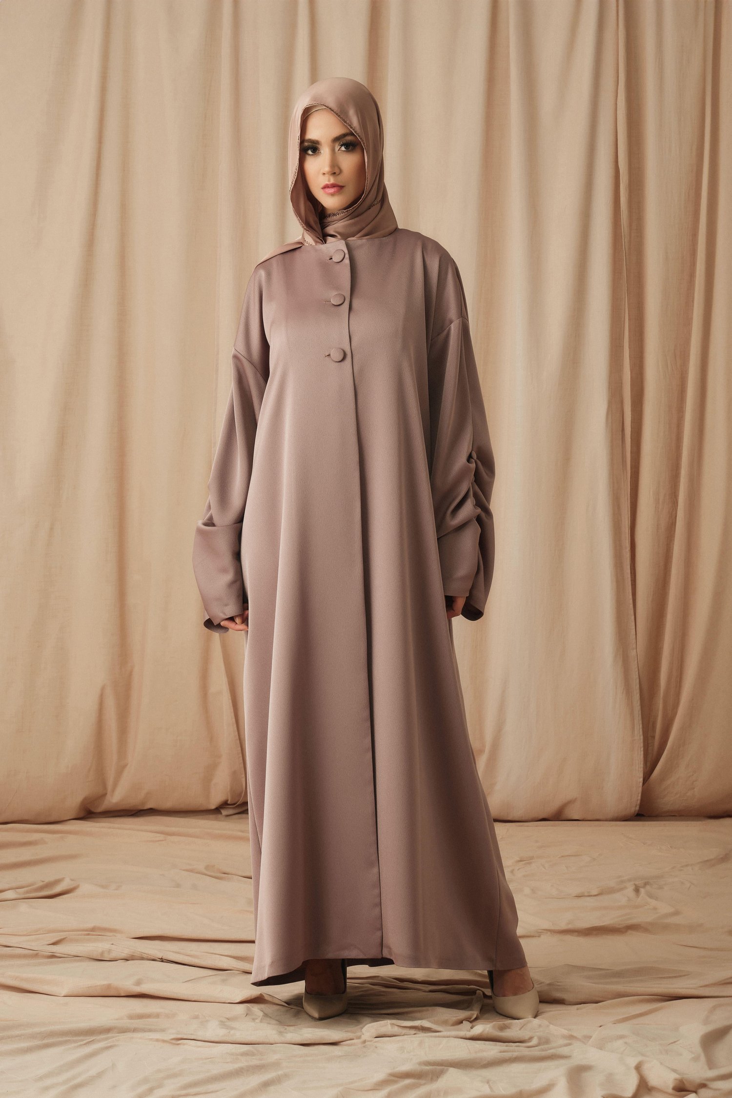SATIN BÜZGÜ DETAYLI ABAYA-VİZON