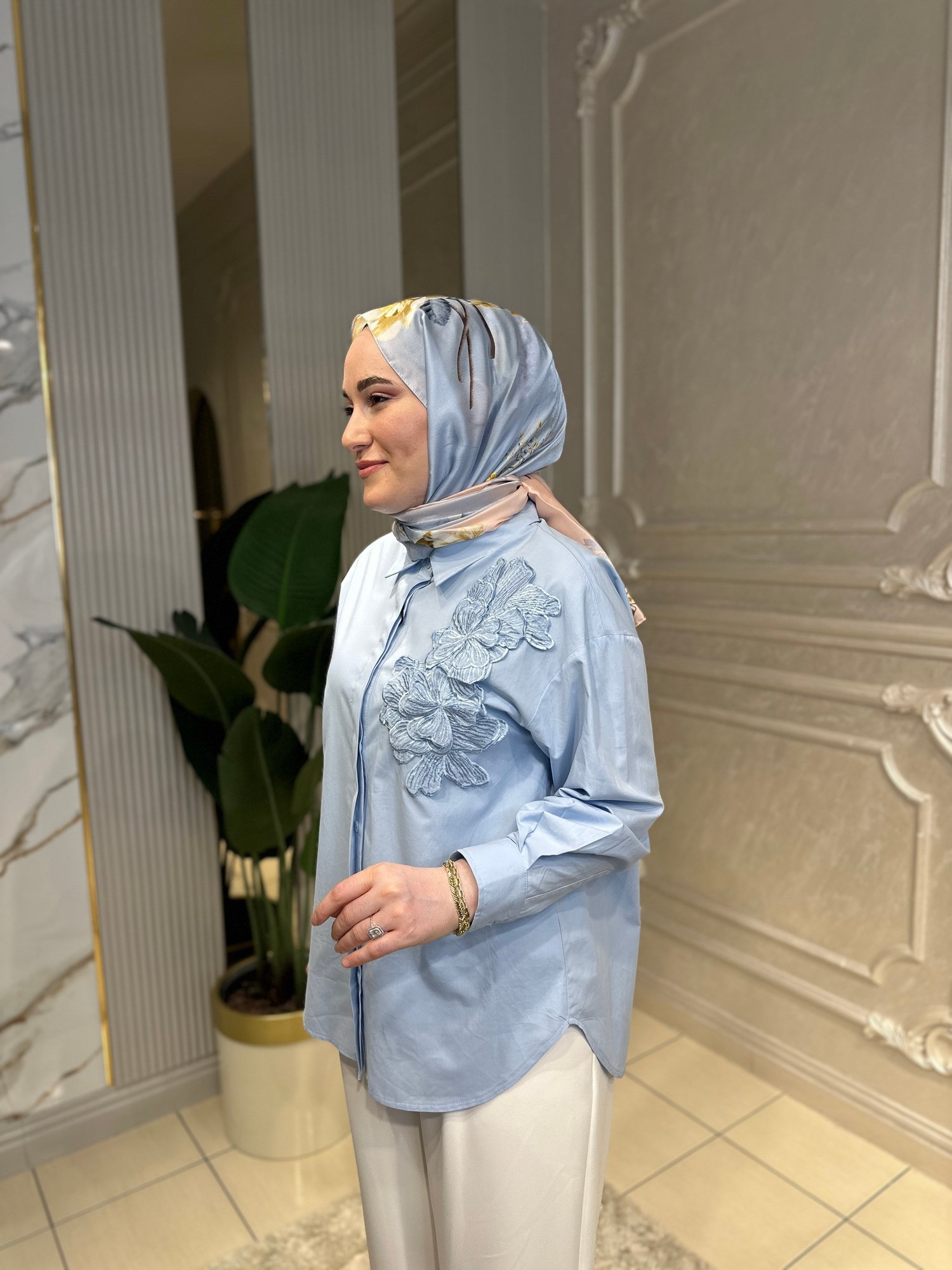 21069 Kabartma Çiçek Detaylı Gömlek