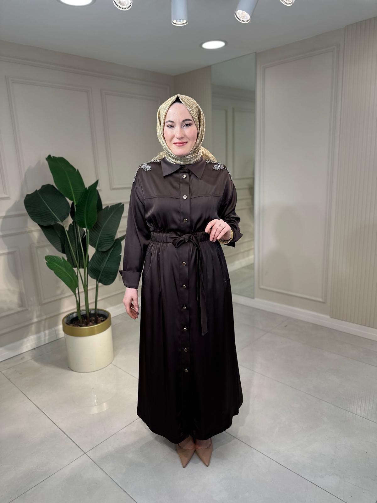 4003 İpek Saten Aksesuarlı Elbise