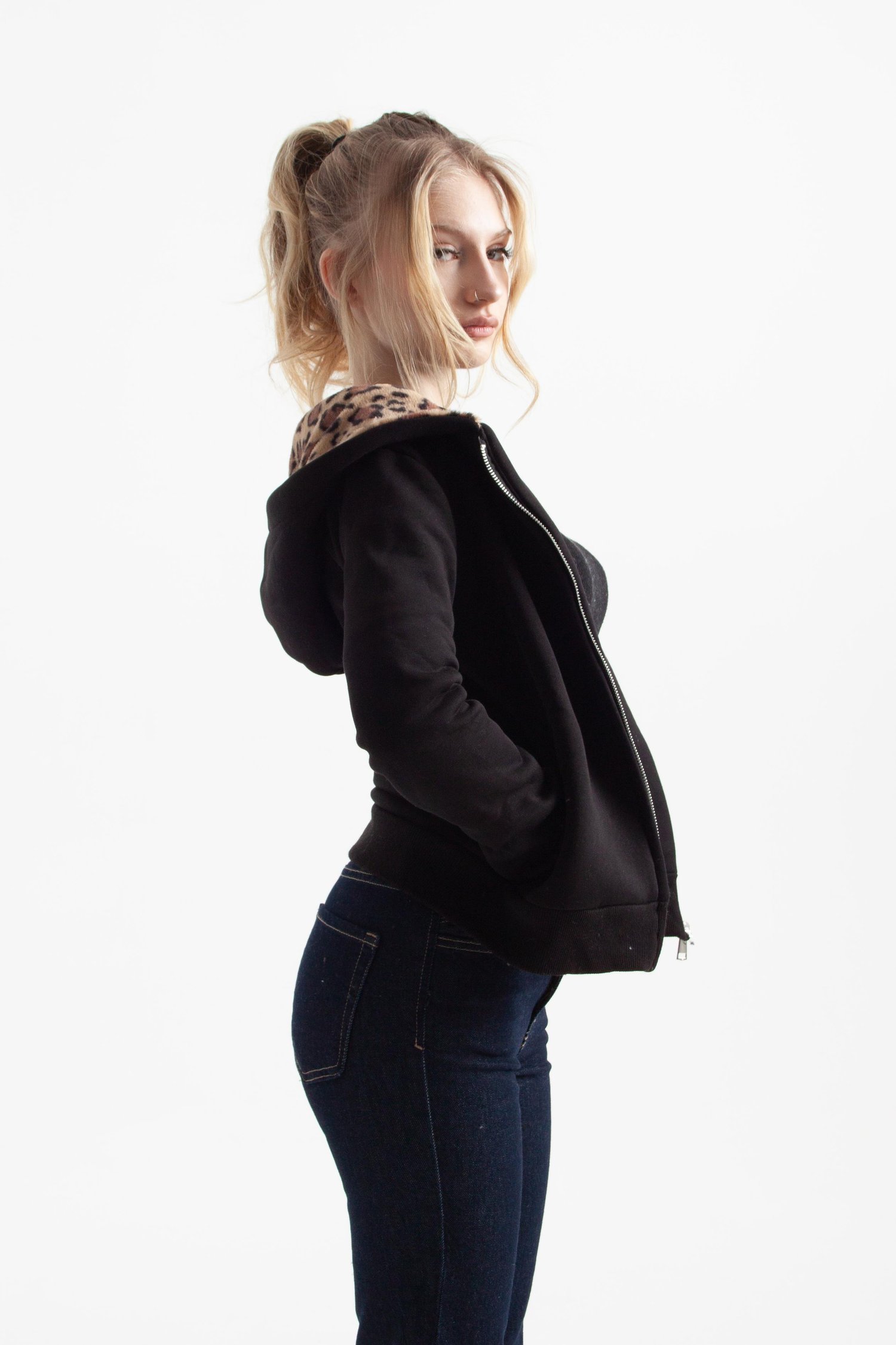 Siyah Vücuda Oturan Leoparlı Zip-Hoodie