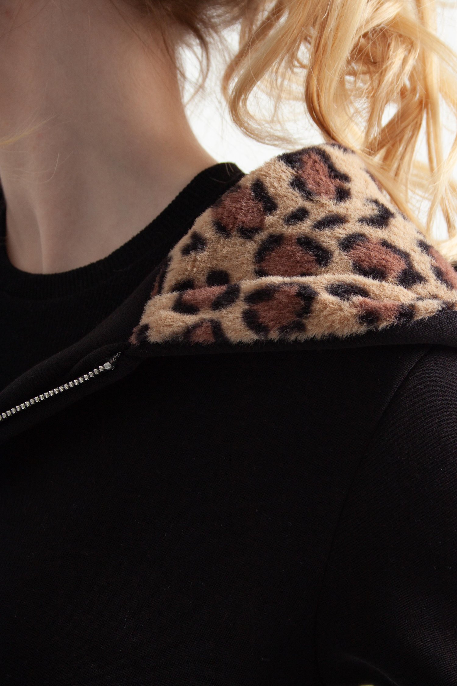 Siyah Vücuda Oturan Leoparlı Zip-Hoodie