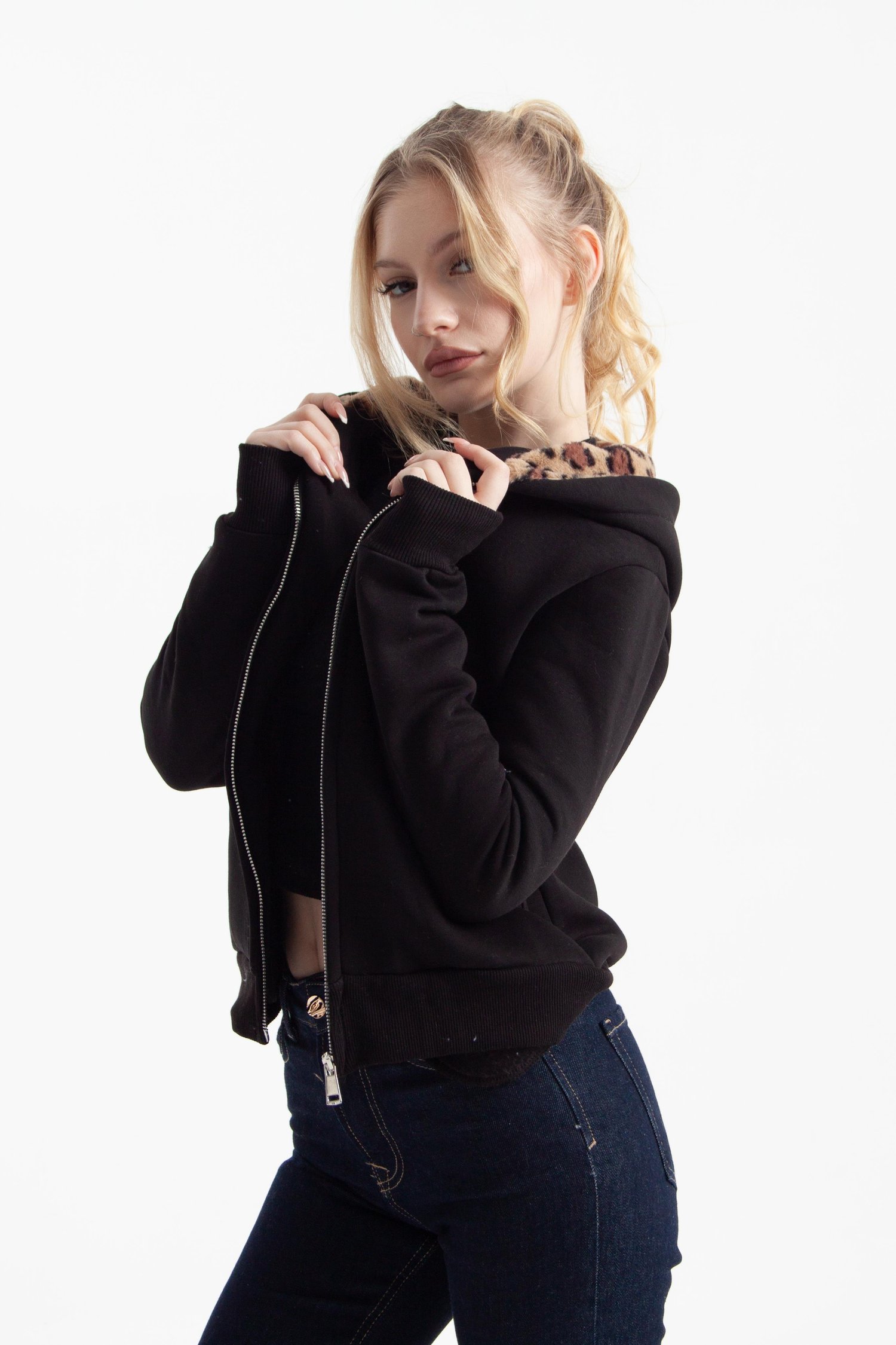 Siyah Vücuda Oturan Leoparlı Zip-Hoodie