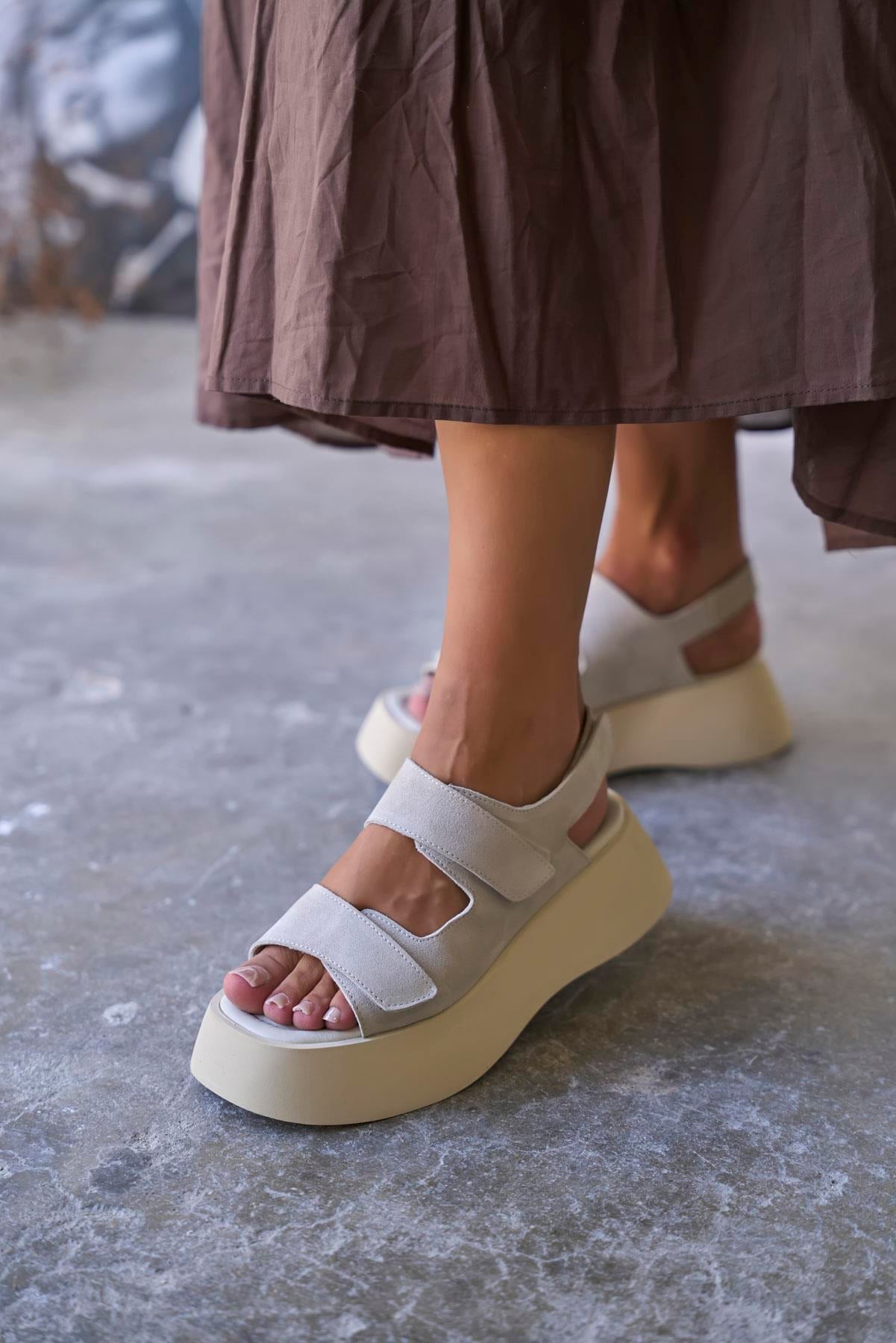 BRUNOS BEJ SÜET SANDALET