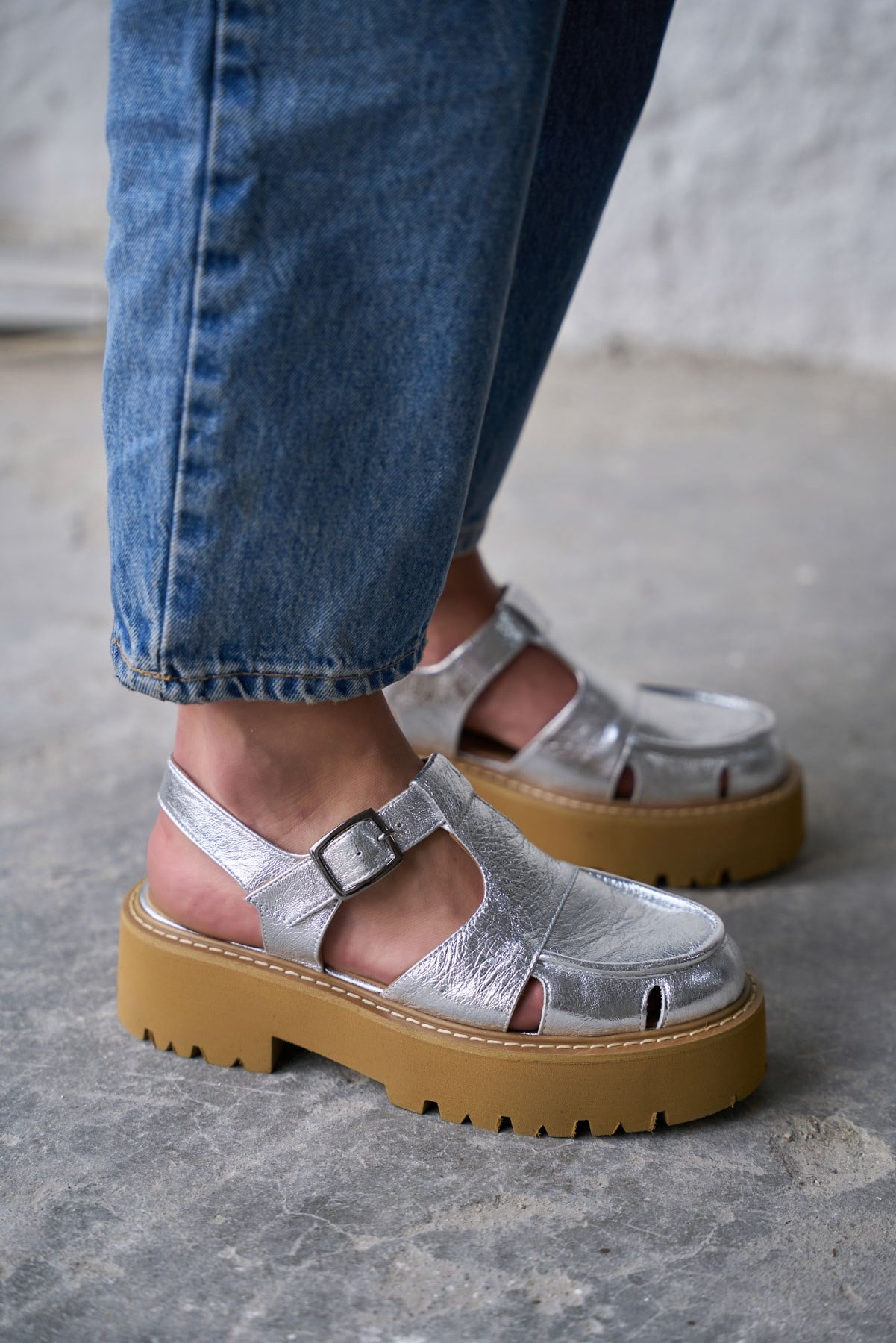 GODE GÜMÜŞ DERİ SANDALET 