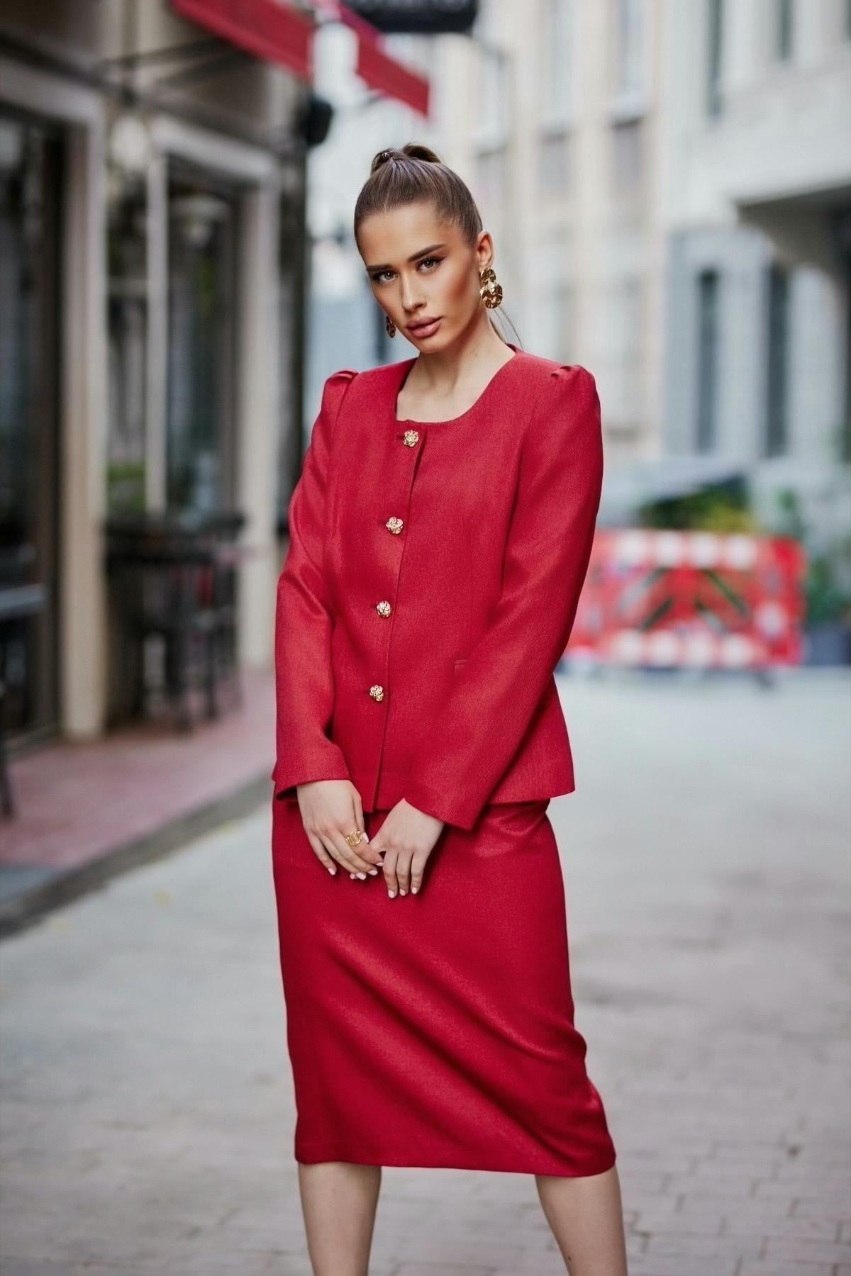 Omuz Kırmalı Gold Düğmeli Yünefekt Etekli Takım Kırmızı