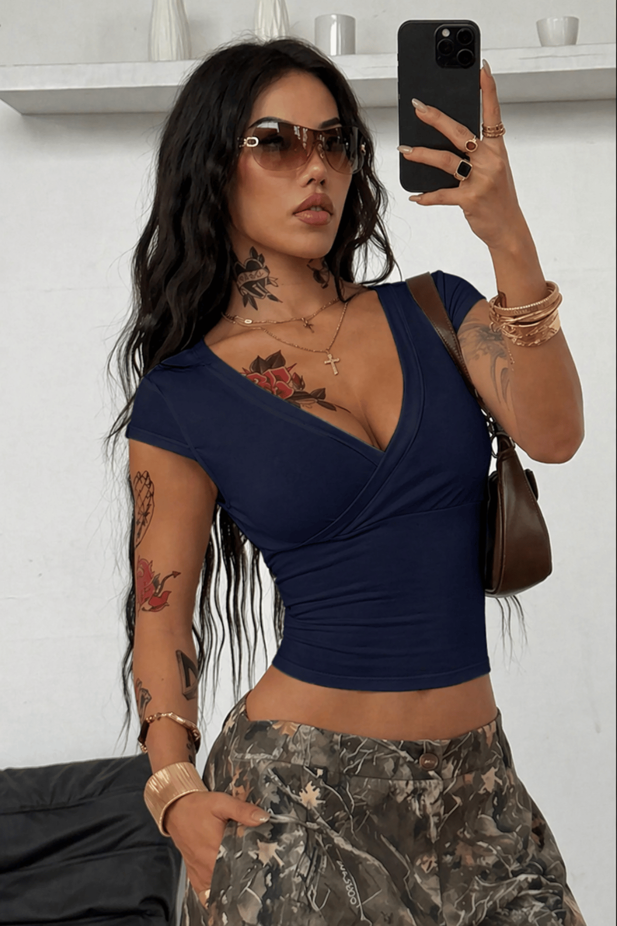 Tarz CoolCropTSH-KRV-26BYZKadın V Yaka Kruvaze Detaylı Kısa Kollu Slim Fit Crop Tişört