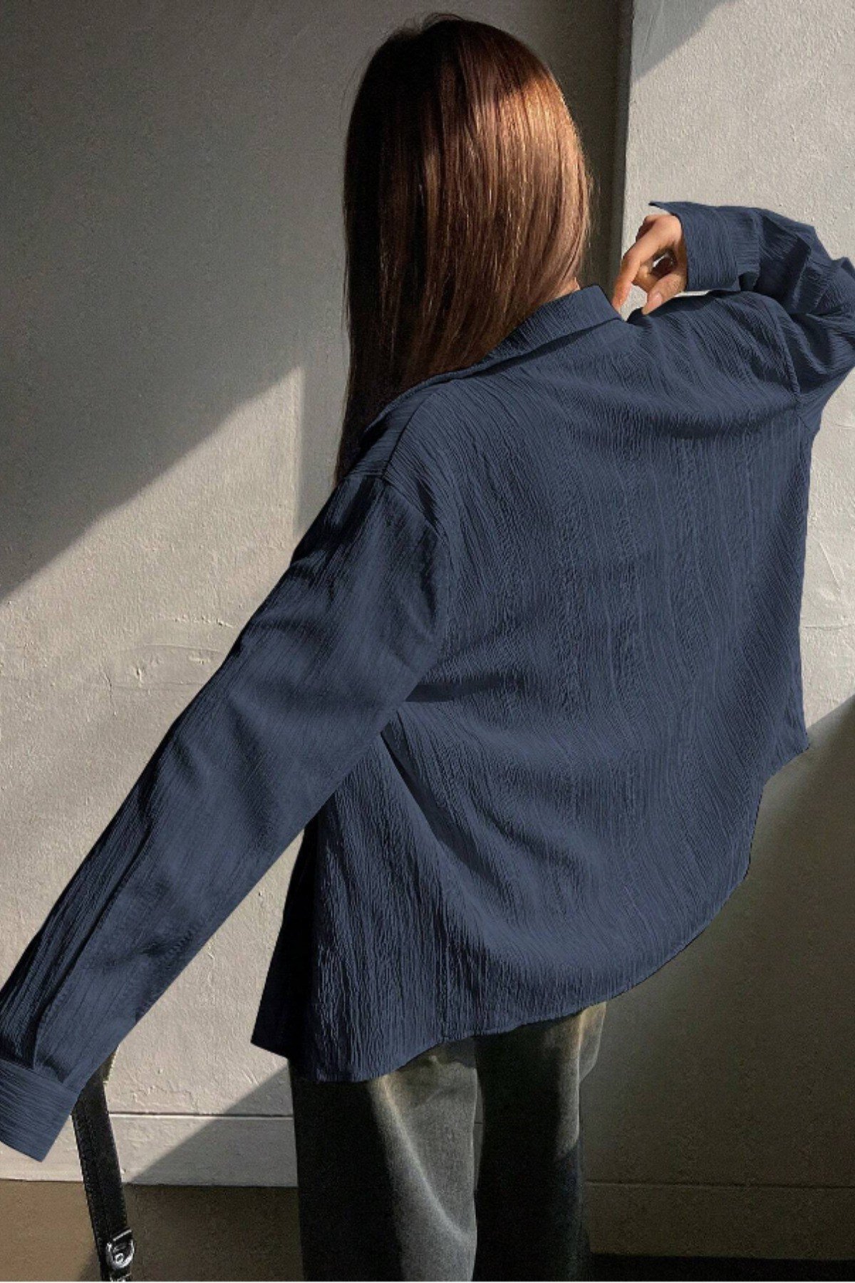 Tarz CoolGömlekKDNBRMCG025R01Kadın Oversize Geniş Kesim Bürümcük Pens Detaylı Uzun Kollu Dokulu Gömlek
