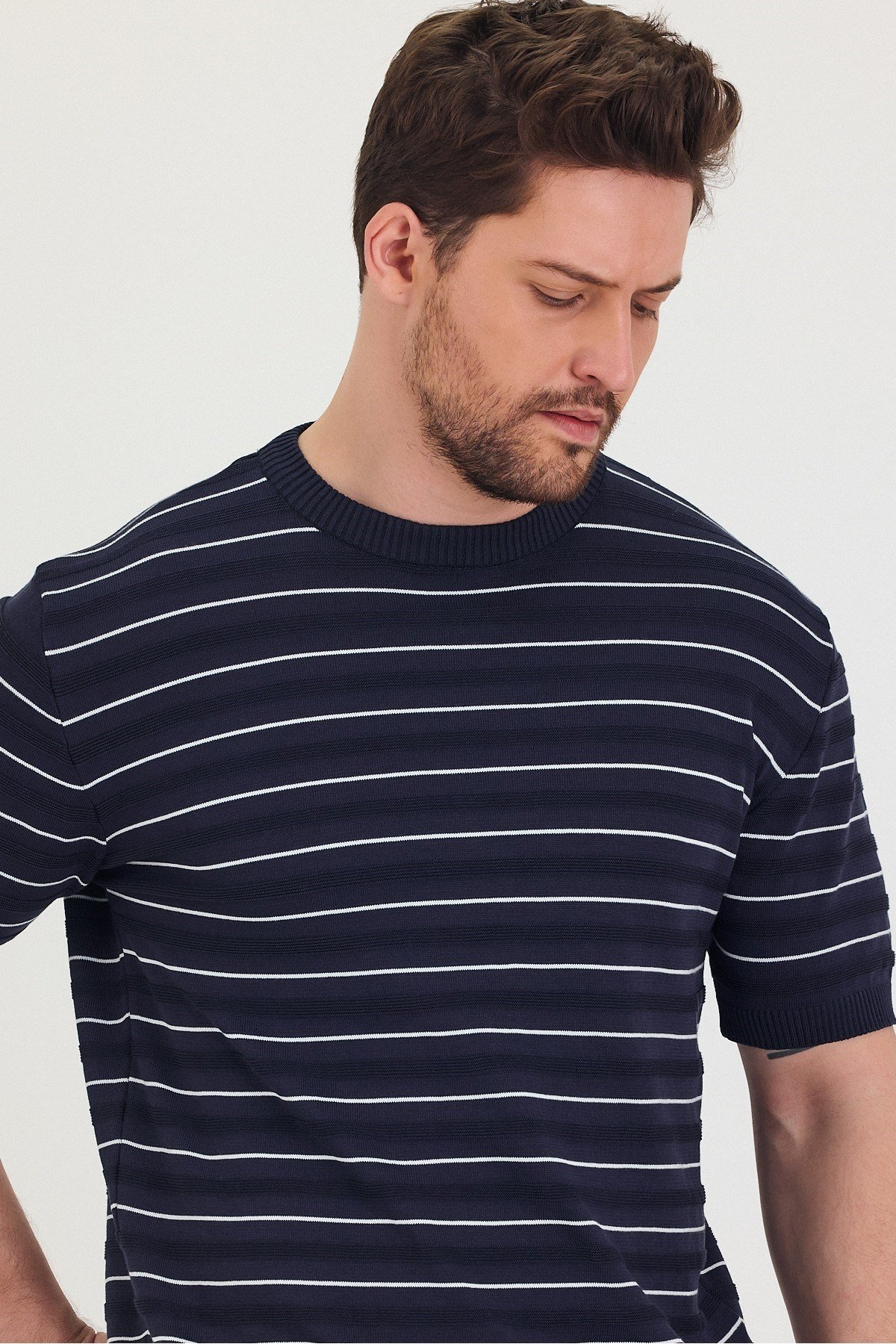 Tarz CoolT-shirtTSH-E-25SS-008-TRK-SYH-LErkek Bisiklet Yaka Çizgi Detaylı Kısa Kollu Ince Triko T-shirt