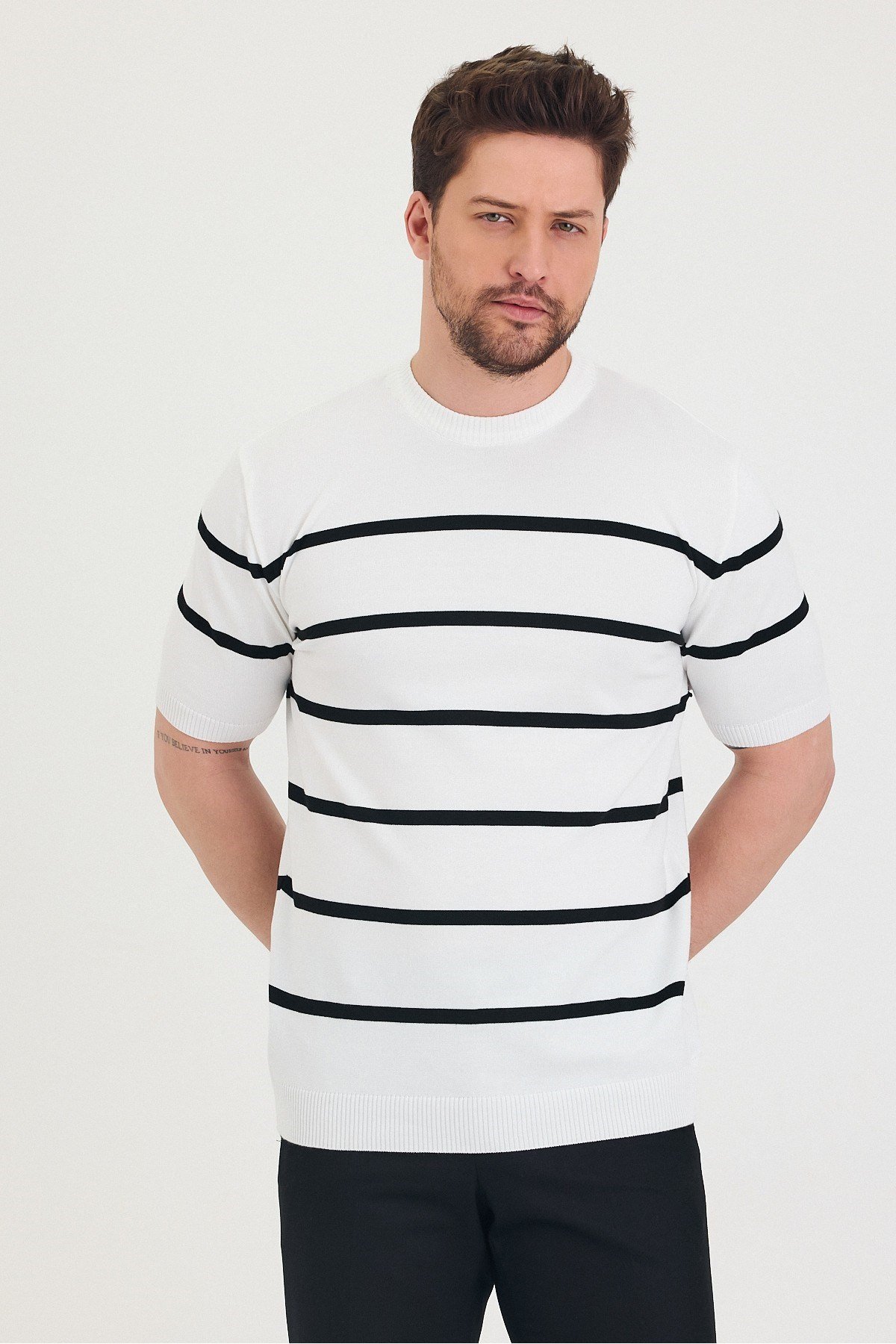 Tarz CoolT-shirtTSH-E-25SS-009-TRK-BYZ-LErkek Bisiklet Yaka Kalın Çizgi Detaylı Kısa Kollu Ince Triko T-shirt