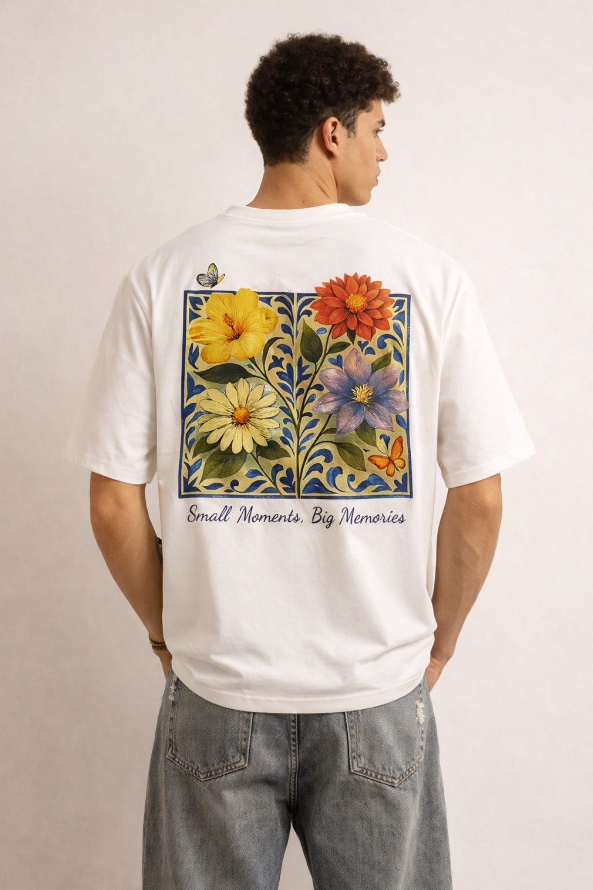 Tarz CoolT-shirtURB-FLR-001-BY-MErkek Floral Baskılı Tişört – Oversize Fit, Sırt Desenli “Small Moments Big Memories”