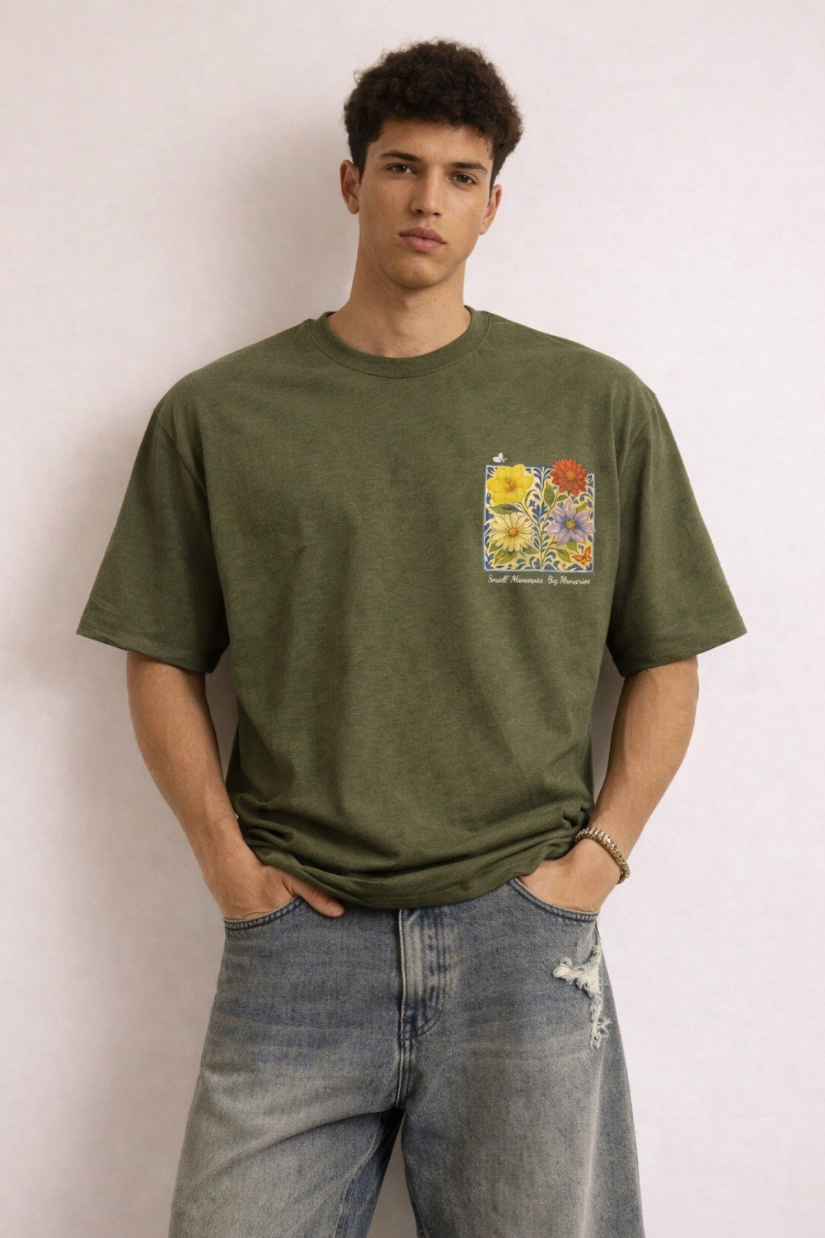 Tarz CoolT-shirtURB-FLR-001-BY-MErkek Floral Baskılı Tişört – Oversize Fit, Sırt Desenli “Small Moments Big Memories”