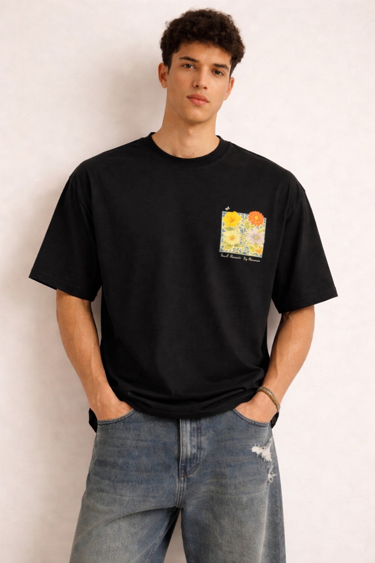 Tarz CoolT-shirtURB-FLR-001-BY-MErkek Floral Baskılı Tişört – Oversize Fit, Sırt Desenli “Small Moments Big Memories”