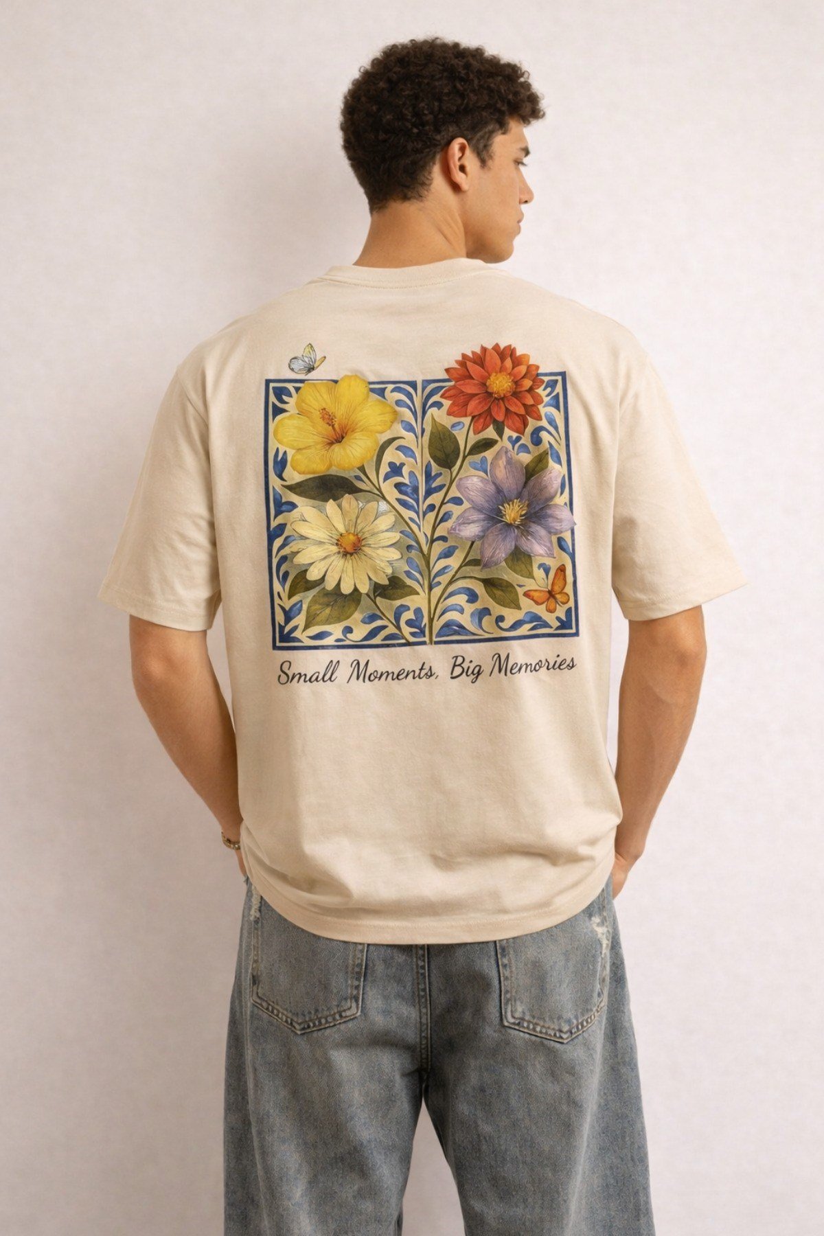 Tarz CoolT-shirtURB-FLR-001-BY-MErkek Floral Baskılı Tişört – Oversize Fit, Sırt Desenli “Small Moments Big Memories”