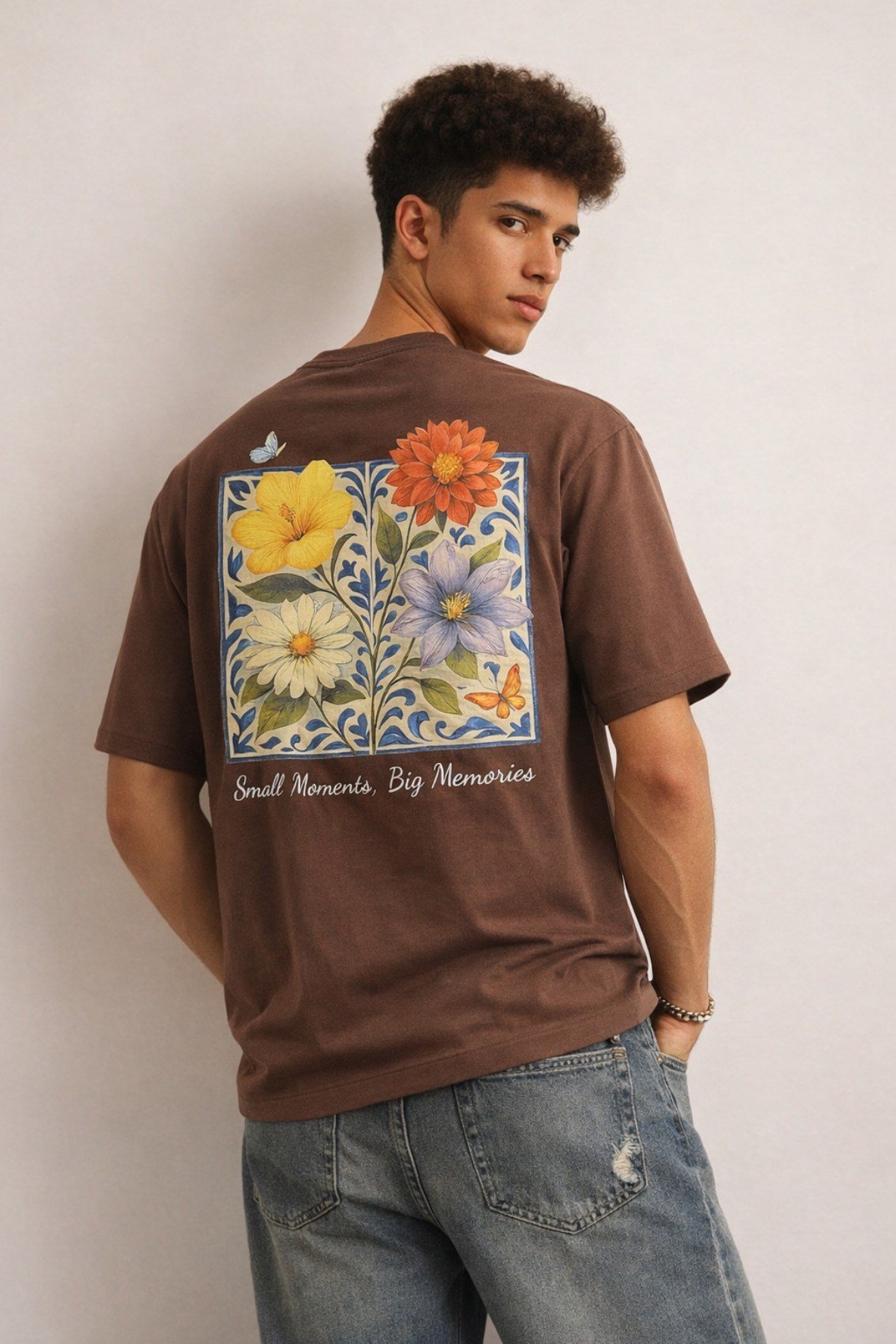 Tarz CoolT-shirtURB-FLR-001-BY-MErkek Floral Baskılı Tişört – Oversize Fit, Sırt Desenli “Small Moments Big Memories”