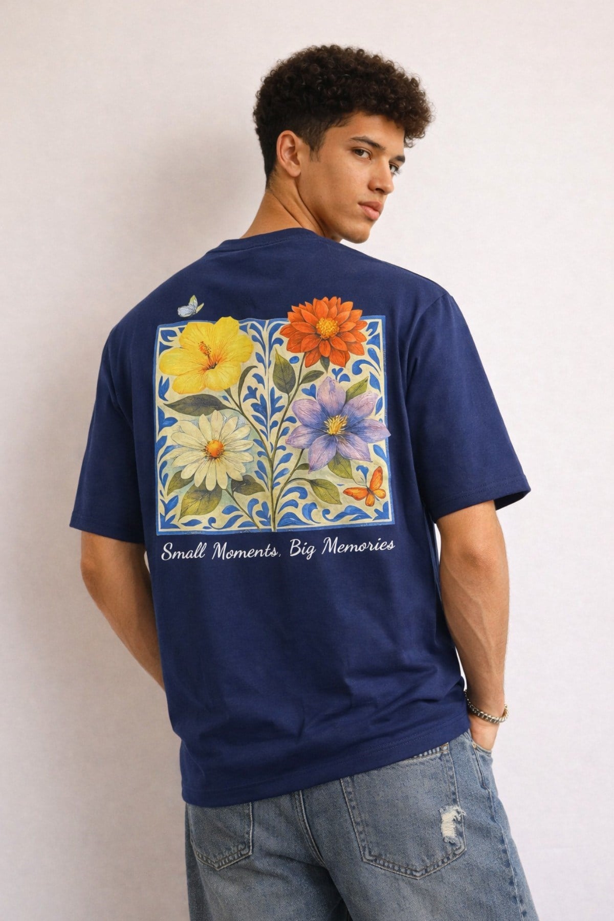 Tarz CoolT-shirtURB-FLR-001-BY-MErkek Floral Baskılı Tişört – Oversize Fit, Sırt Desenli “Small Moments Big Memories”