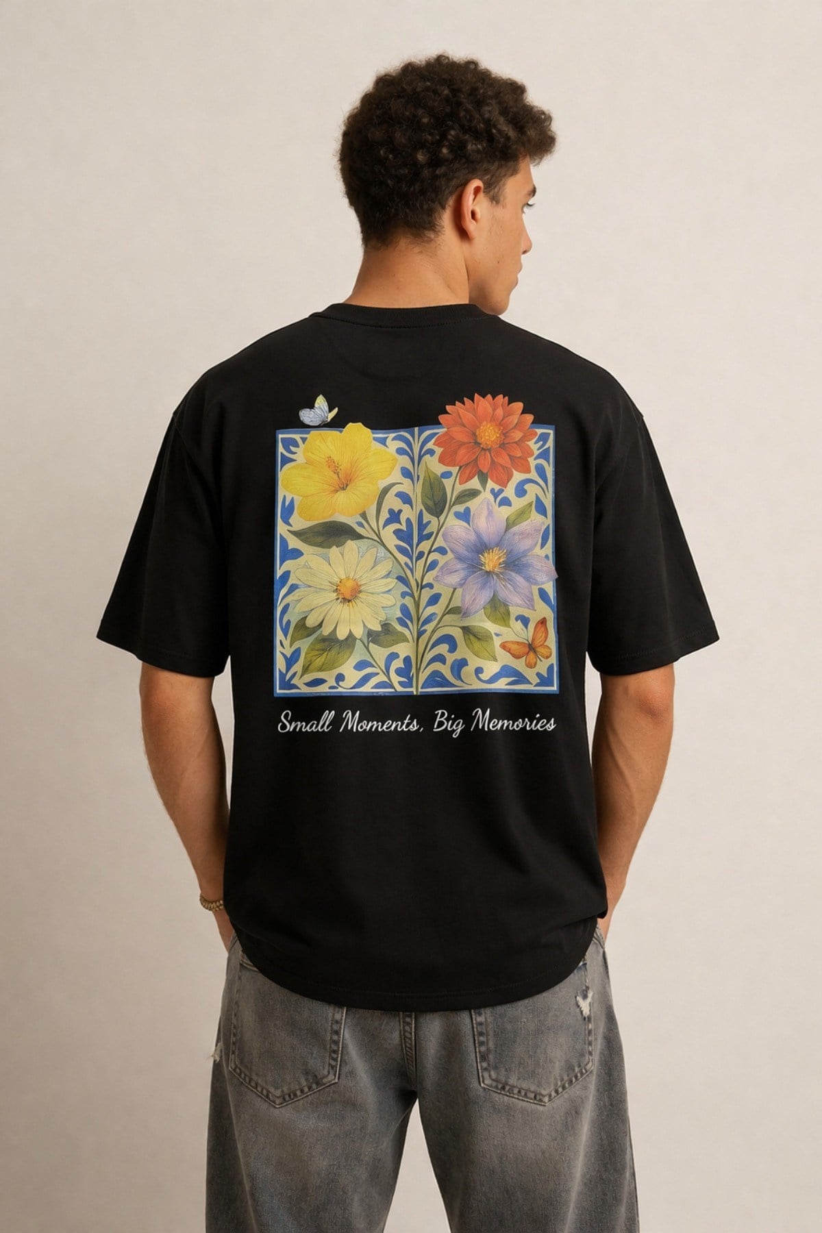 Tarz CoolT-shirtURB-FLR-001-BY-MErkek Floral Baskılı Tişört – Oversize Fit, Sırt Desenli “Small Moments Big Memories”
