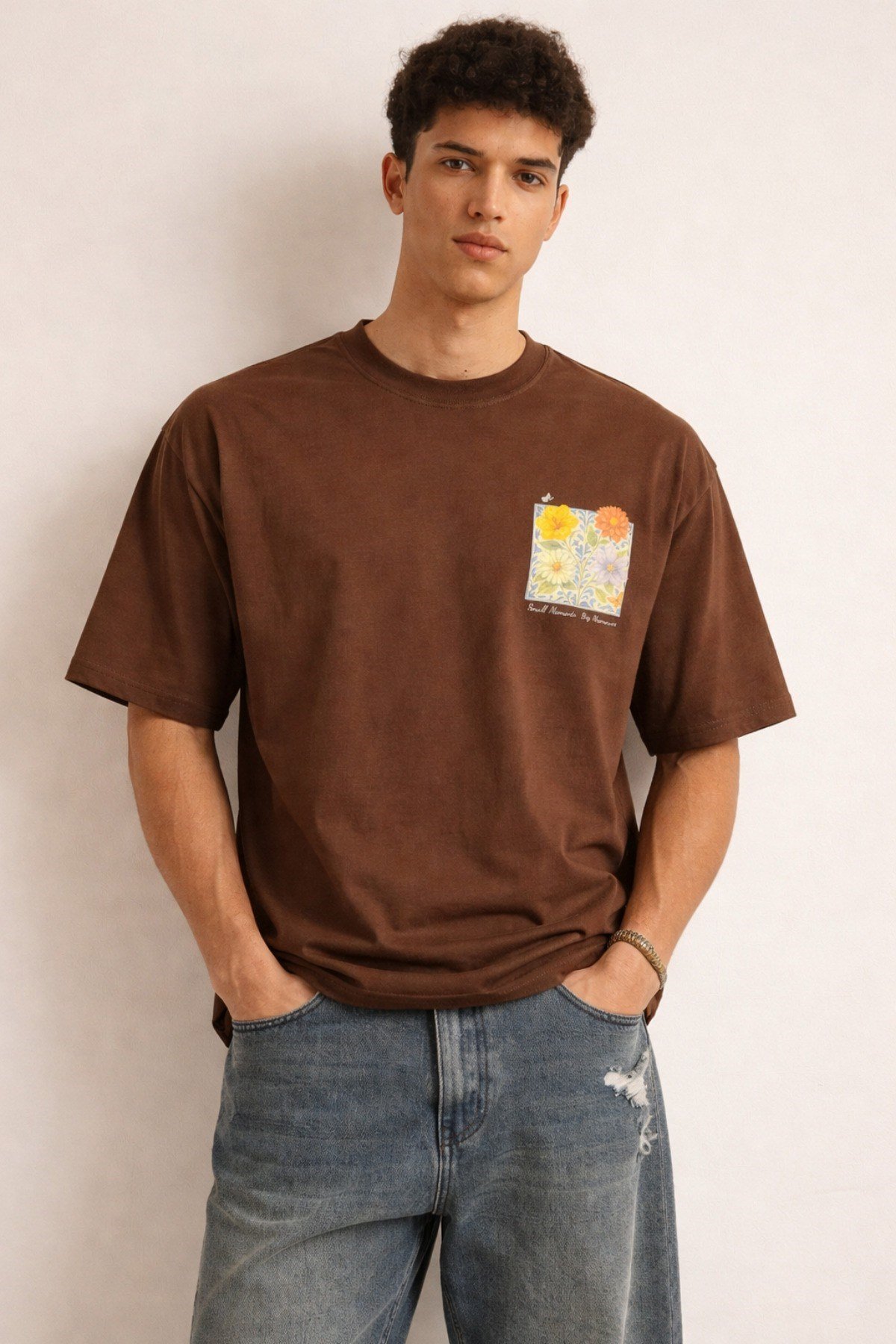 Tarz CoolT-shirtURB-FLR-001-BY-MErkek Floral Baskılı Tişört – Oversize Fit, Sırt Desenli “Small Moments Big Memories”