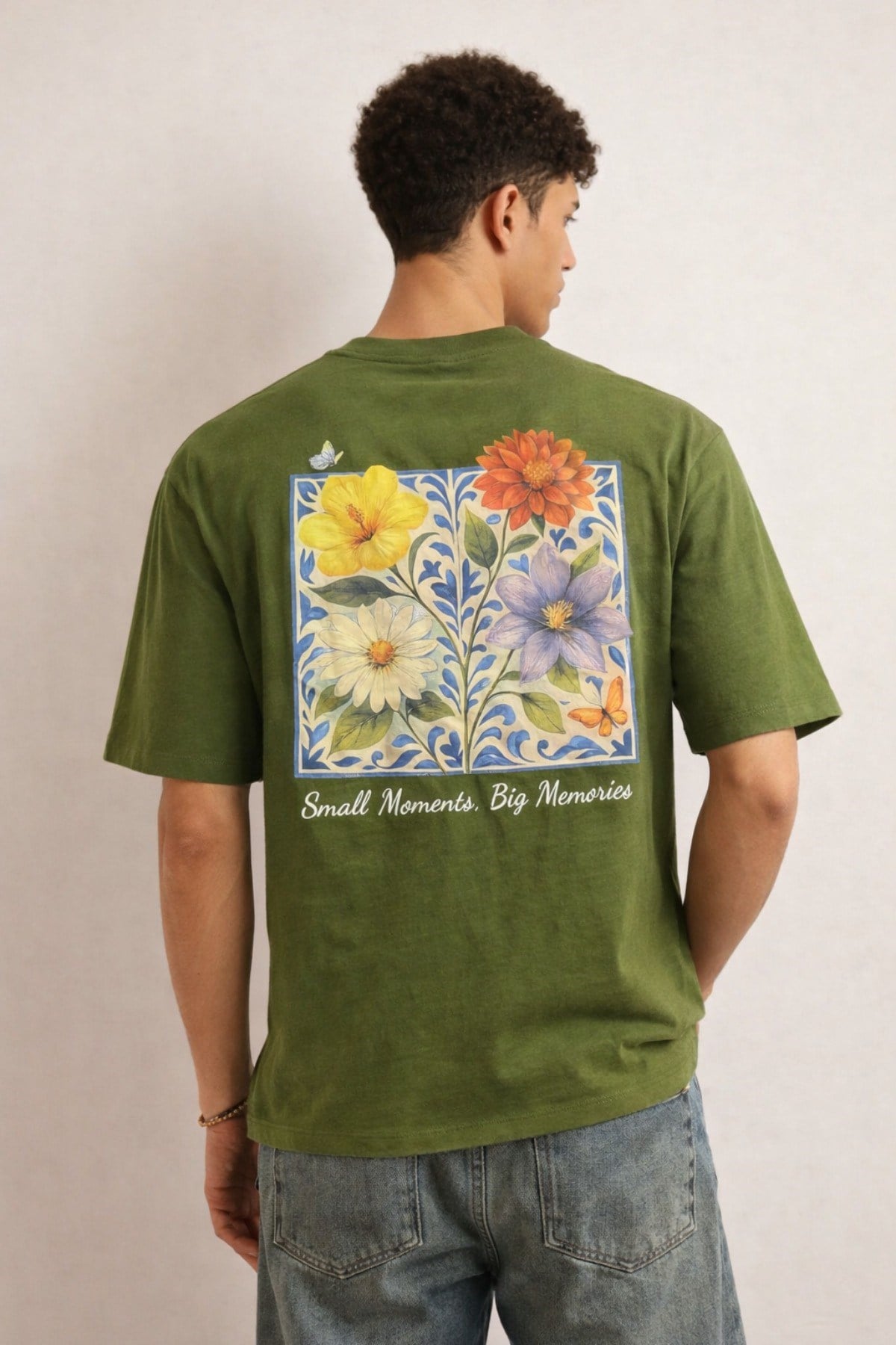 Tarz CoolT-shirtURB-FLR-001-BY-MErkek Floral Baskılı Tişört – Oversize Fit, Sırt Desenli “Small Moments Big Memories”