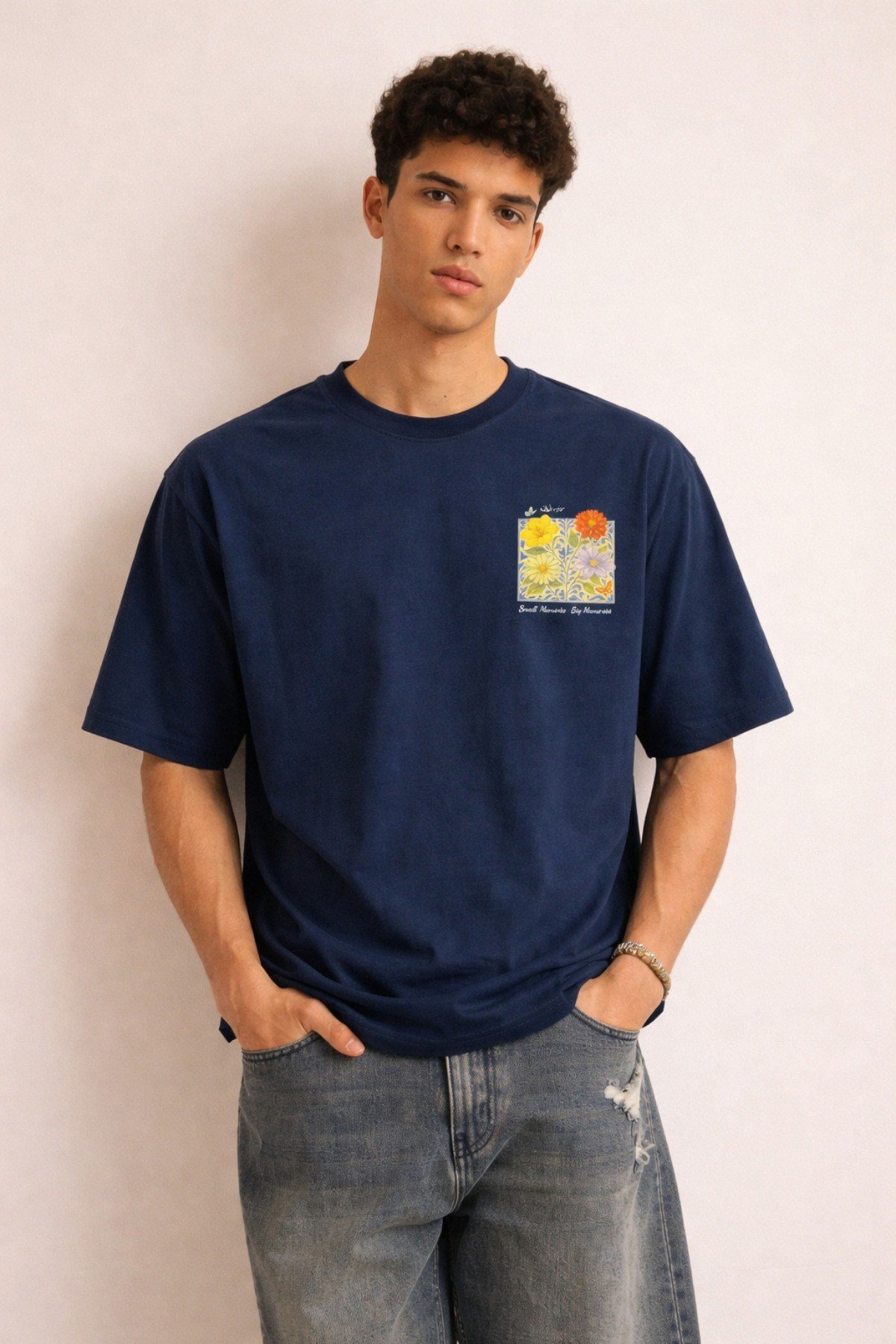 Tarz CoolT-shirtURB-FLR-001-BY-MErkek Floral Baskılı Tişört – Oversize Fit, Sırt Desenli “Small Moments Big Memories”